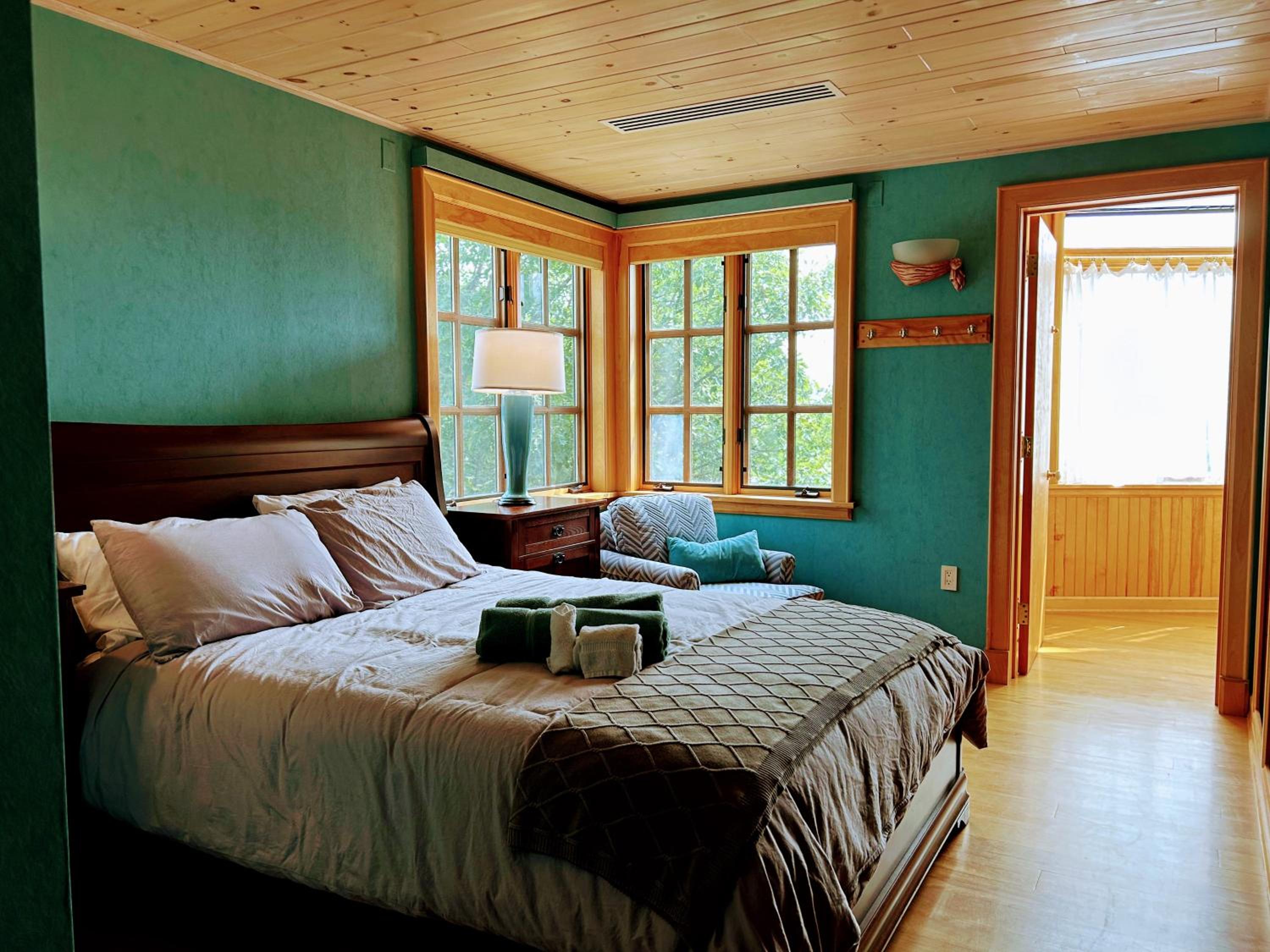 Eight-Bedroom House photo 3