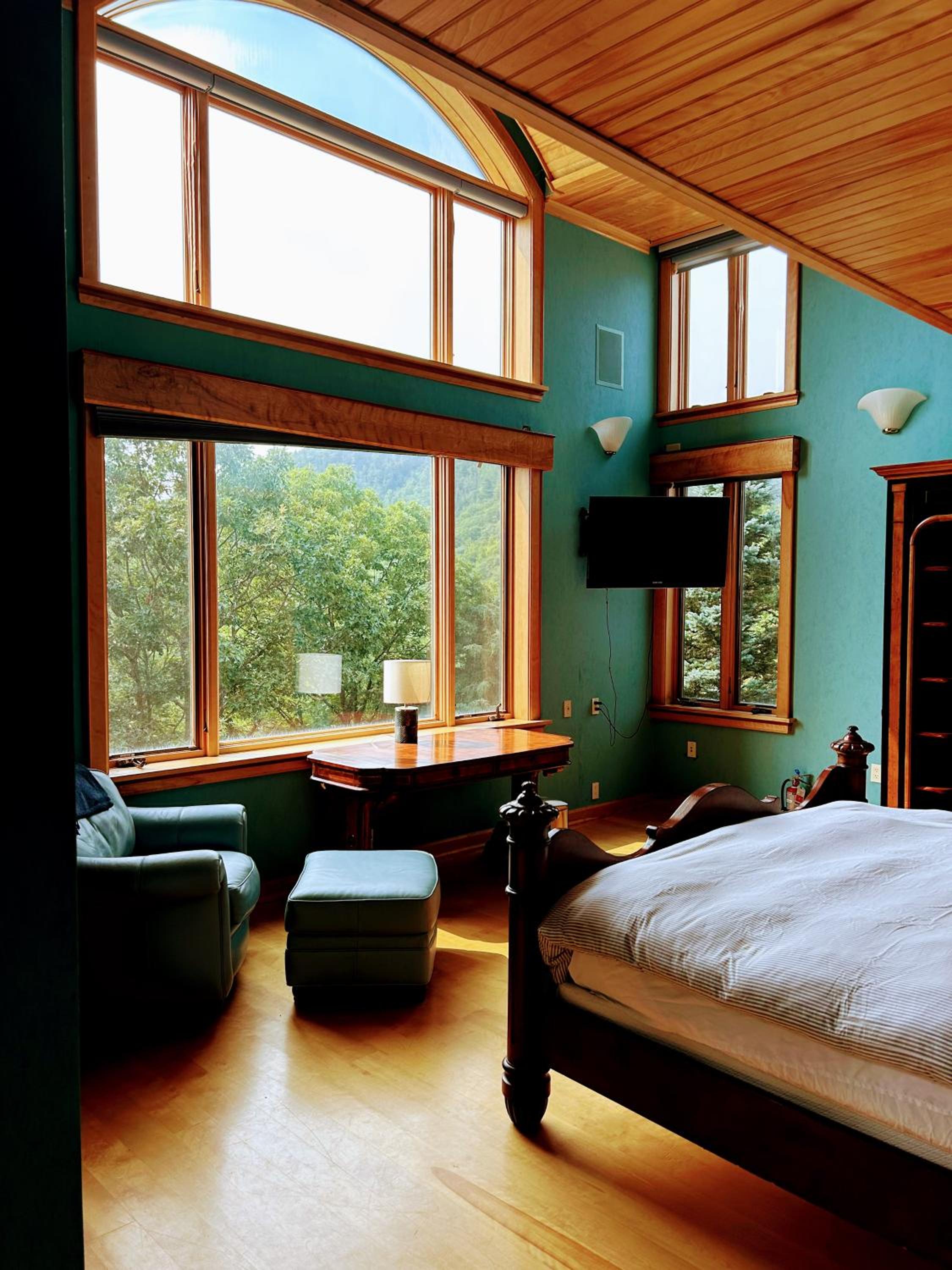 Eight-Bedroom House photo 1