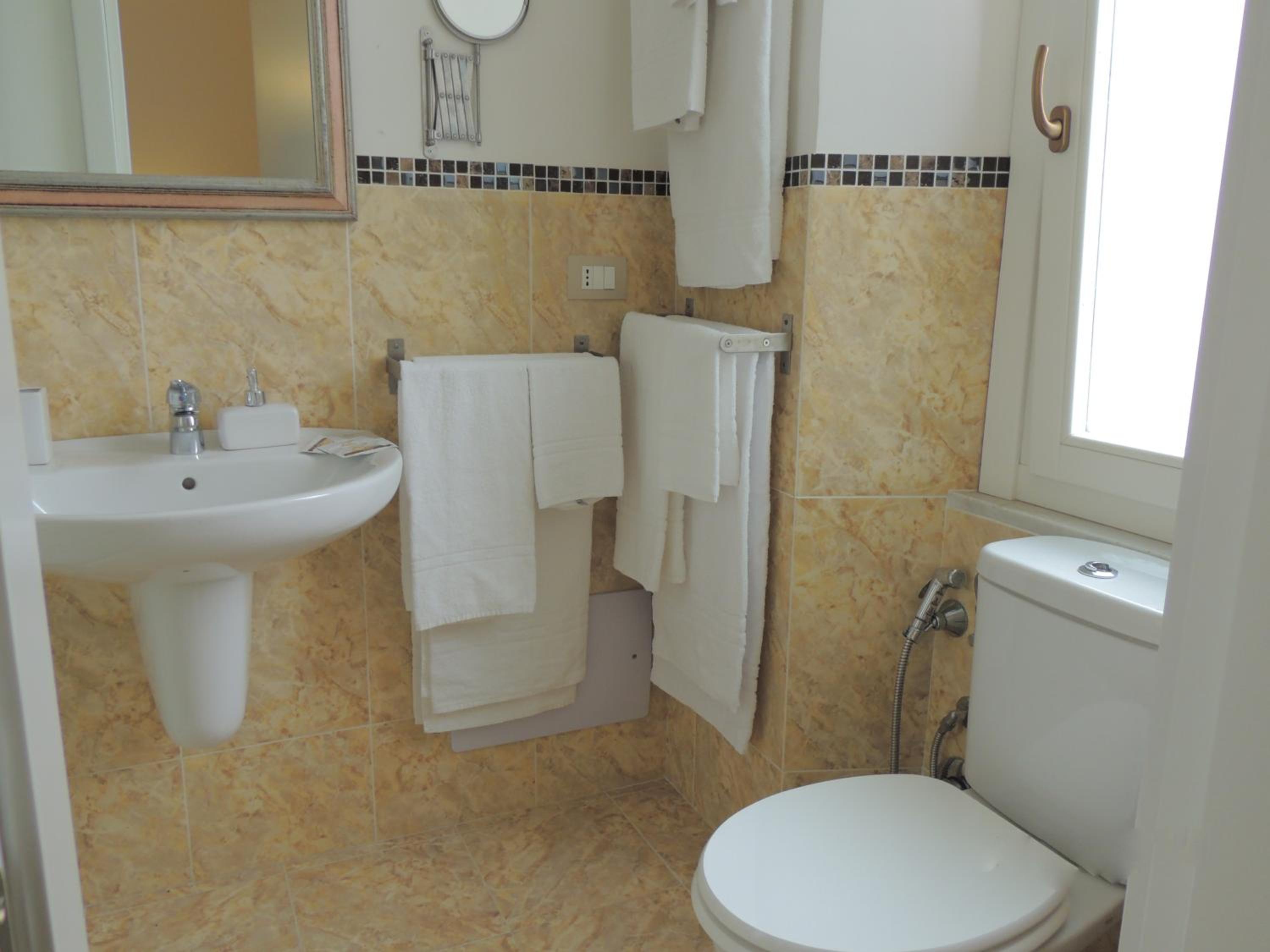 Triple Room with Balcony - Photo 17