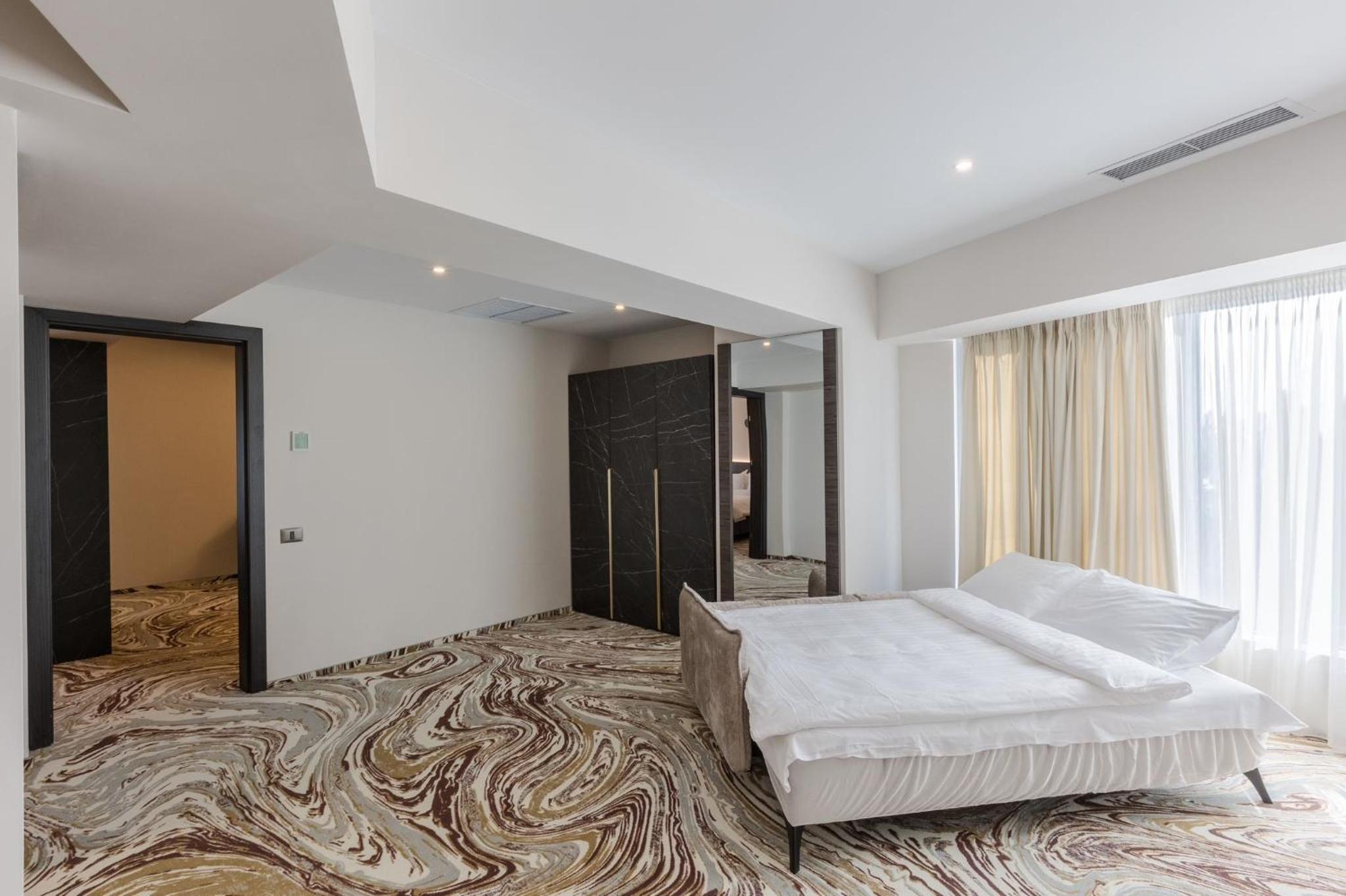 One-Bedroom Apartment - Photo 3