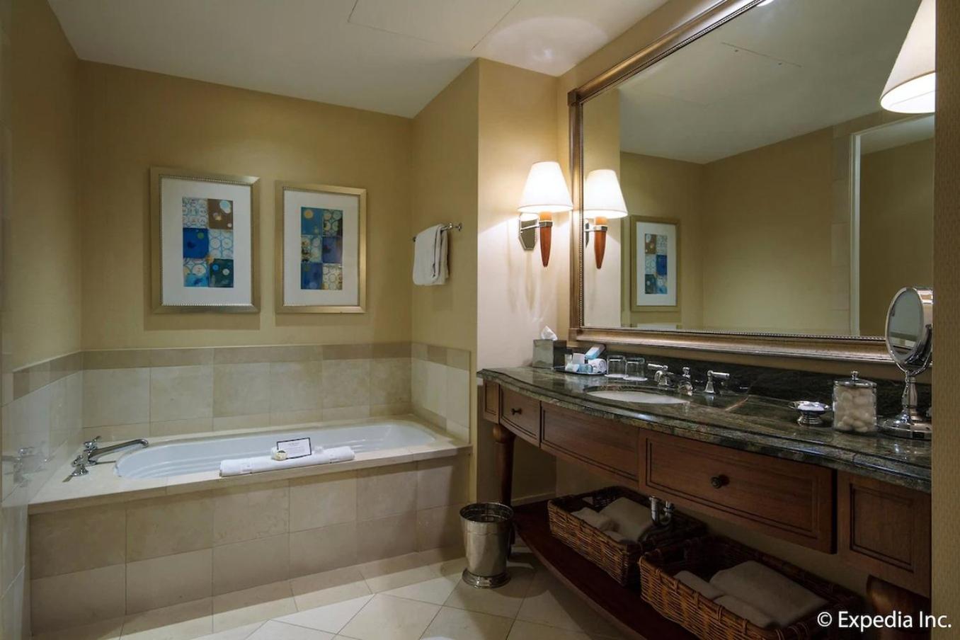 Luxury Spa with Balcony  - 1 King Bed - Photo 3
