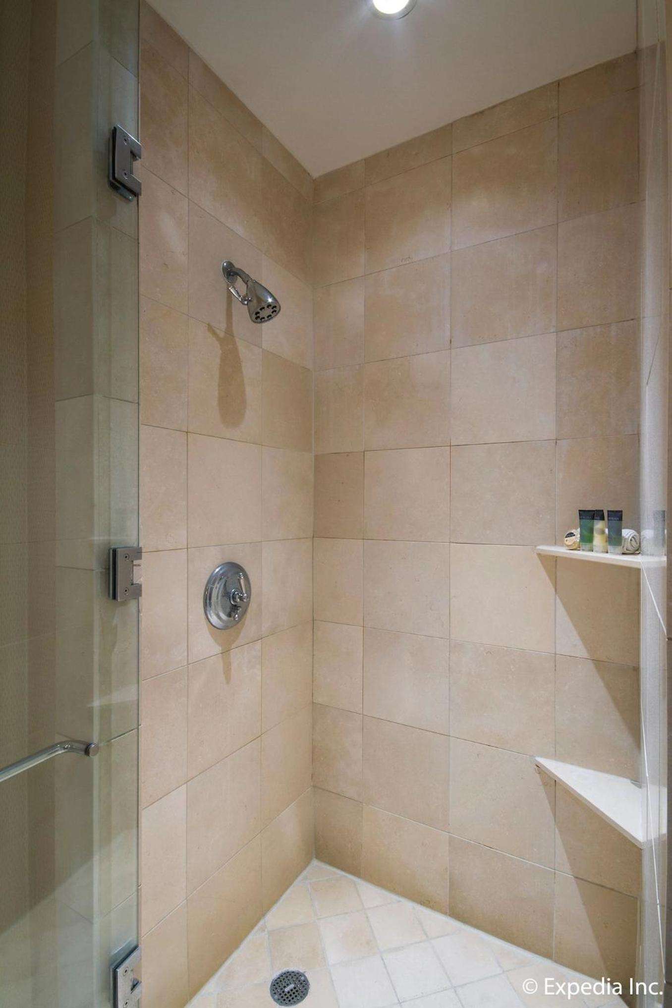 Luxury Spa with Balcony  - 1 King Bed - Photo 4