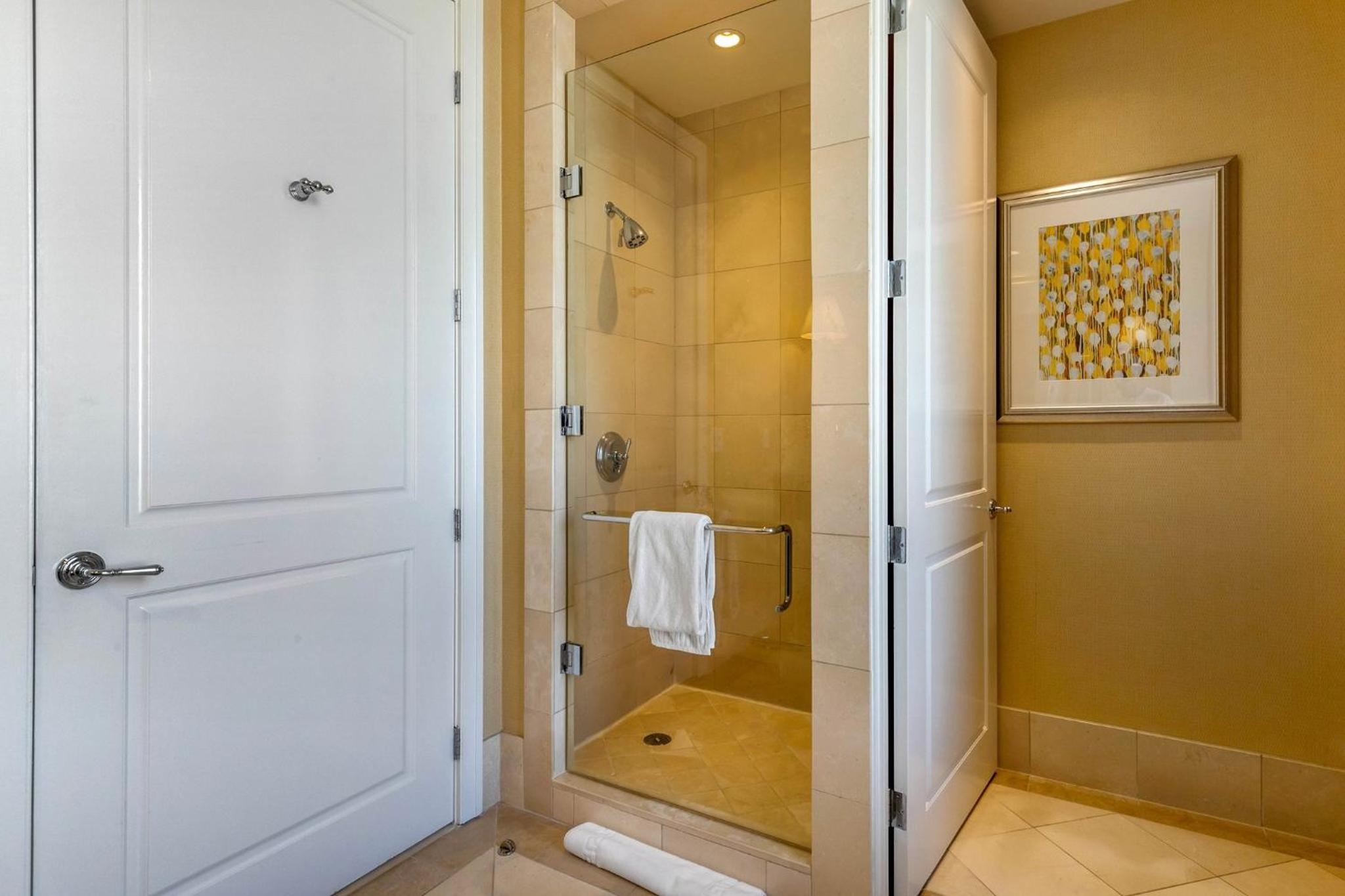 Luxury Spa with Balcony  - 1 King Bed - Photo 5