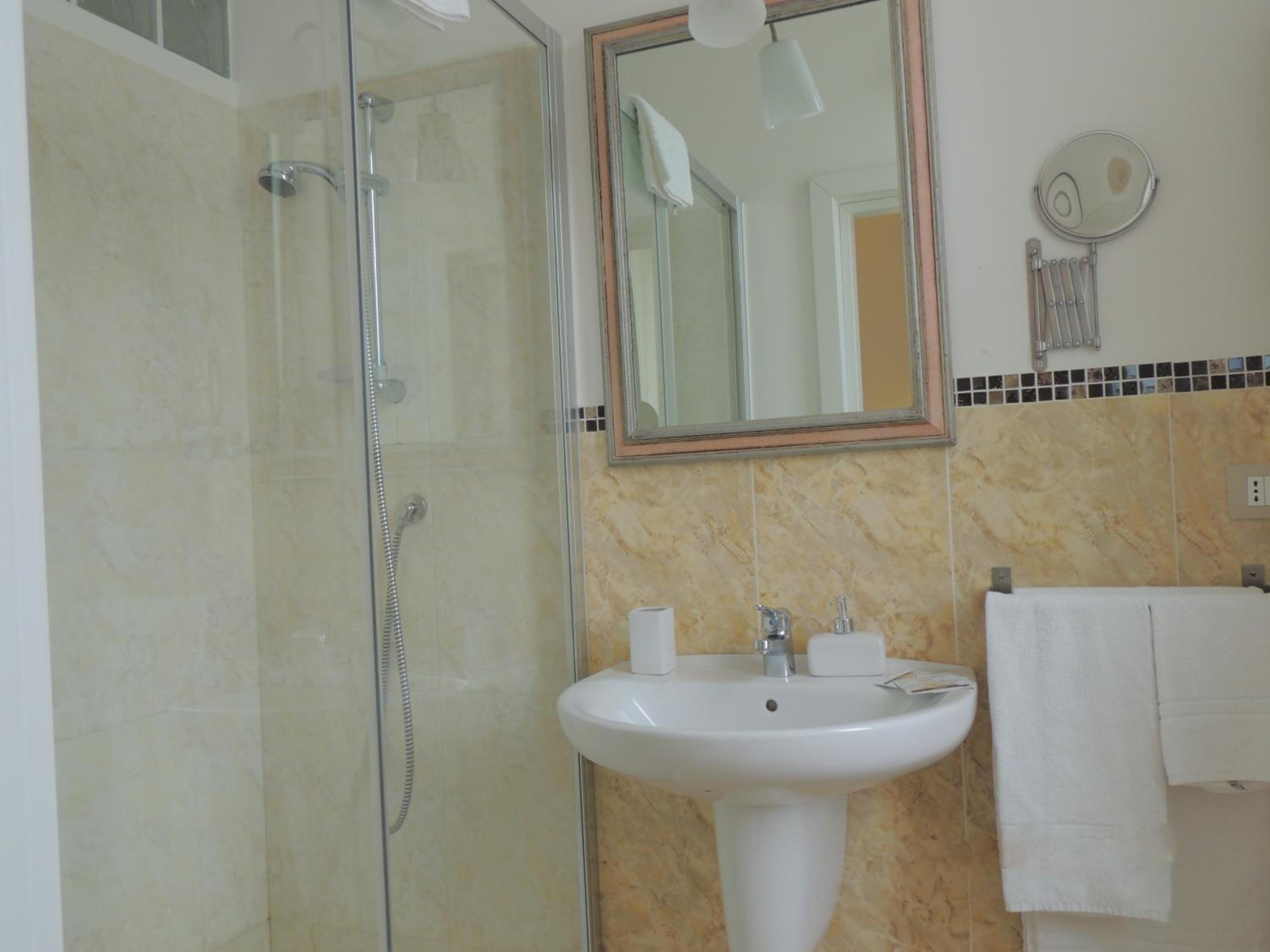 Triple Room with Balcony - Photo 13