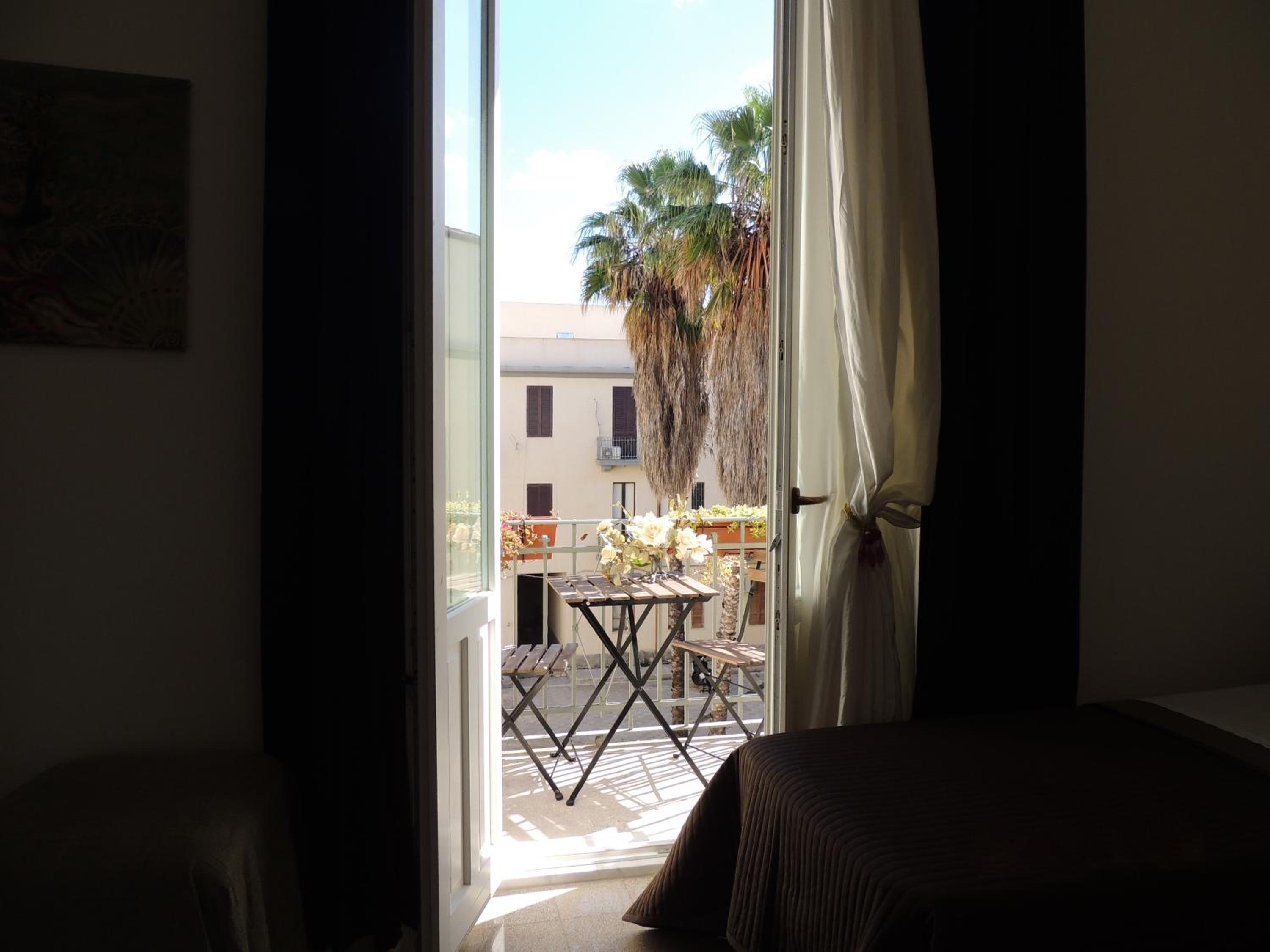 Triple Room with Balcony - Photo 16