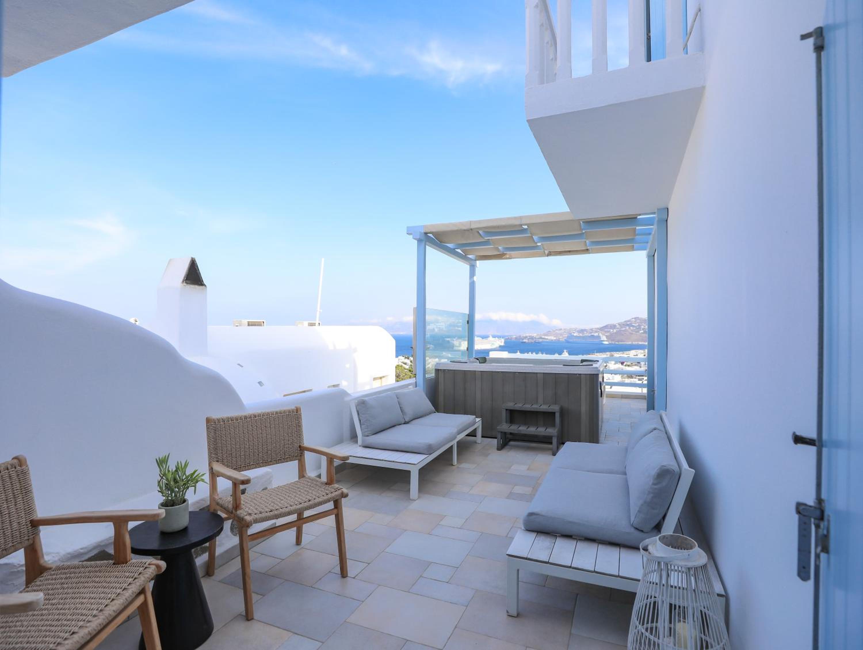Grand Suite with Outdoor Jacuzzi photo 3