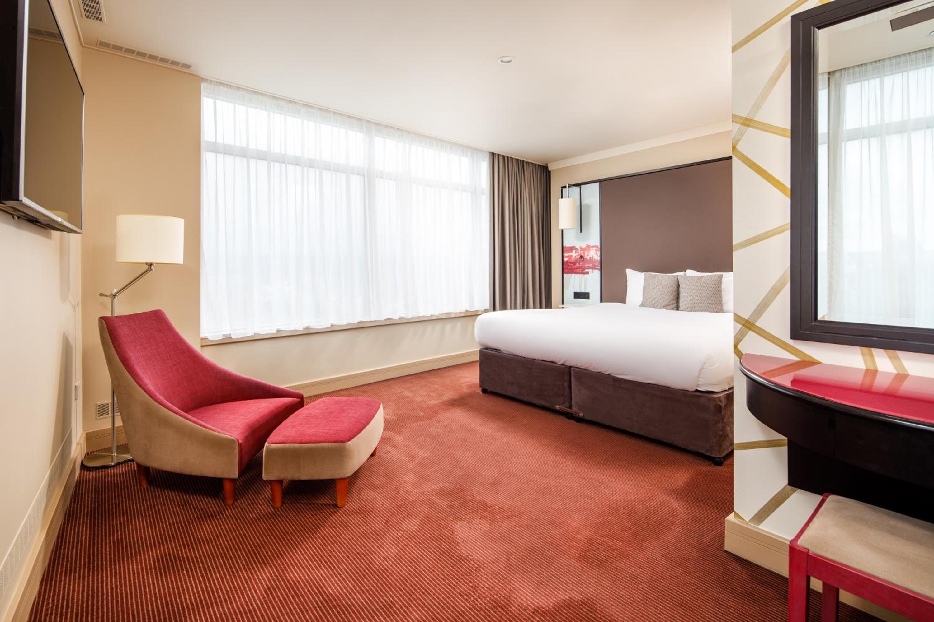 Deluxe Suite with City View photo 2