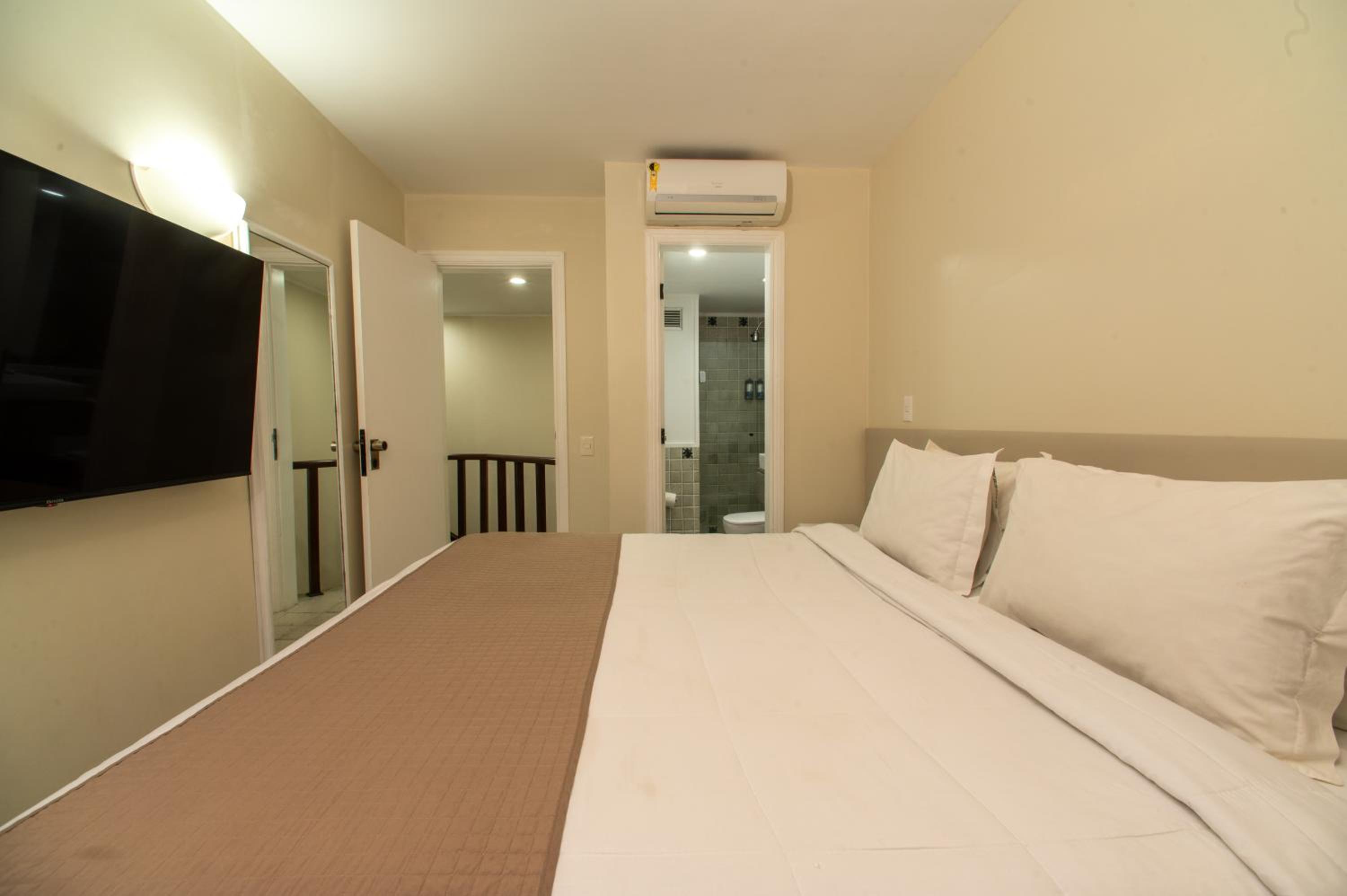 Superior Family Apartment - Split Level with Balcony and Front Sea View with living room