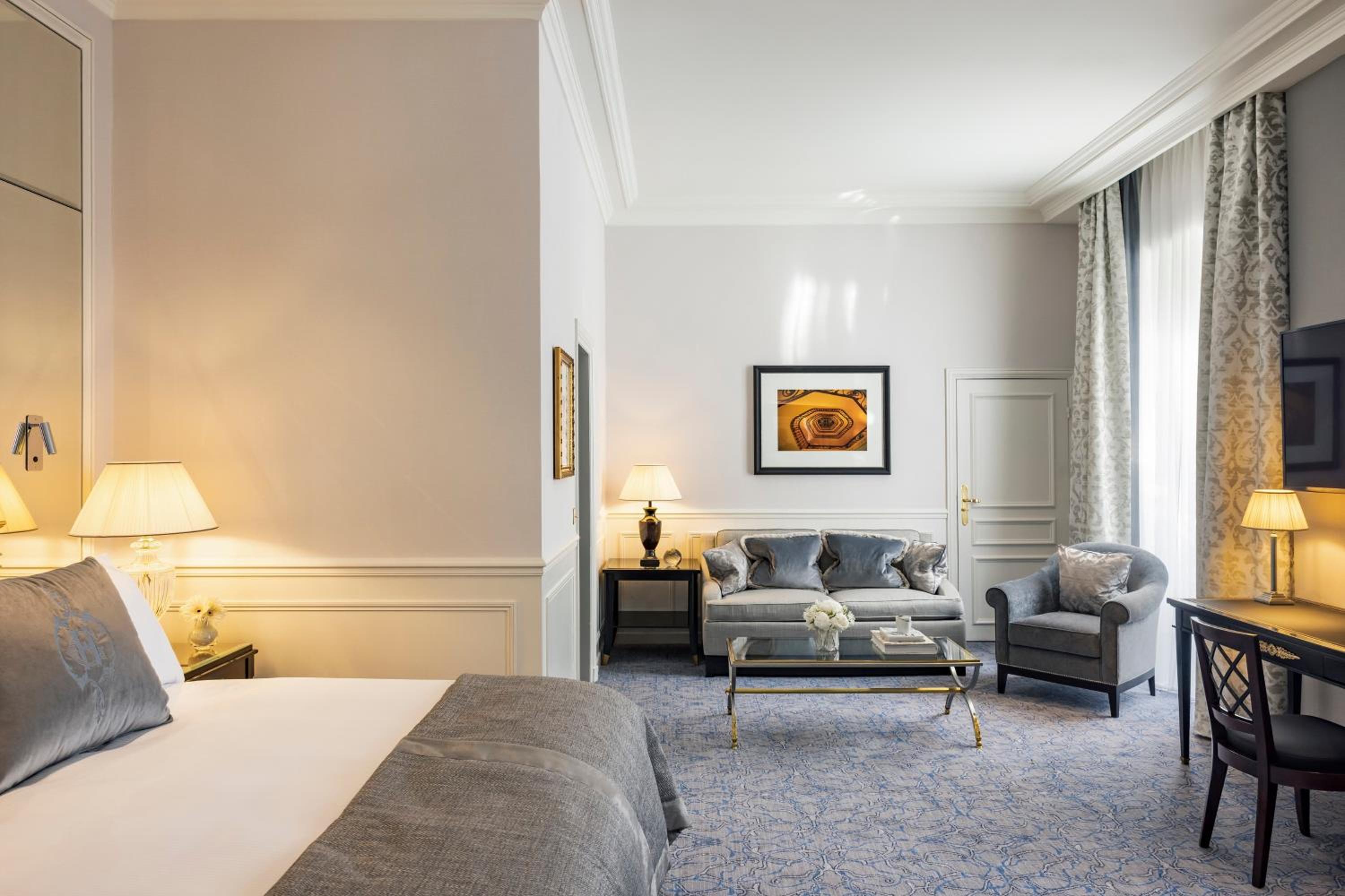 Junior King Suite with Sofa Bed thumbnail 5