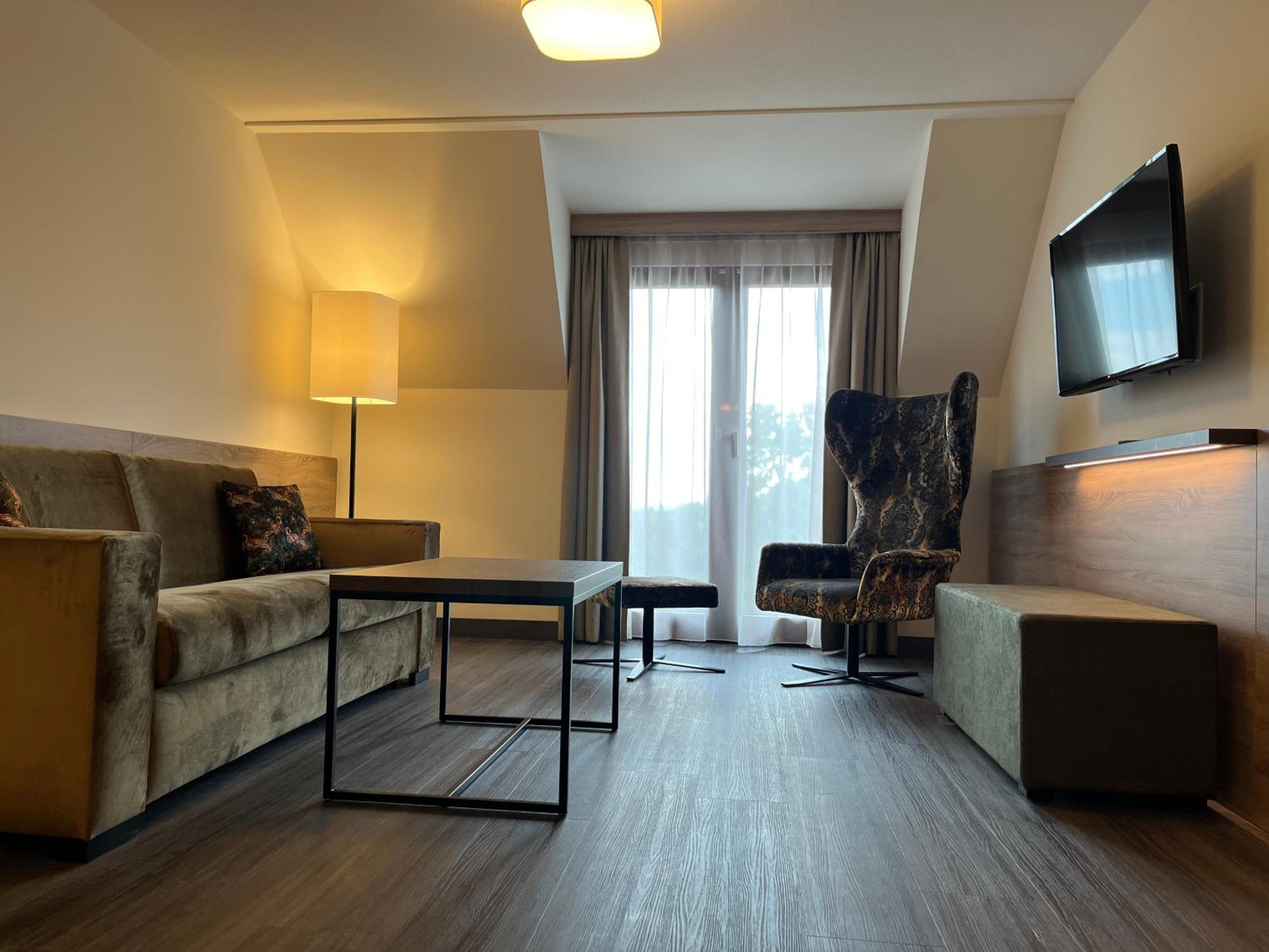 Suite - Photo 1
