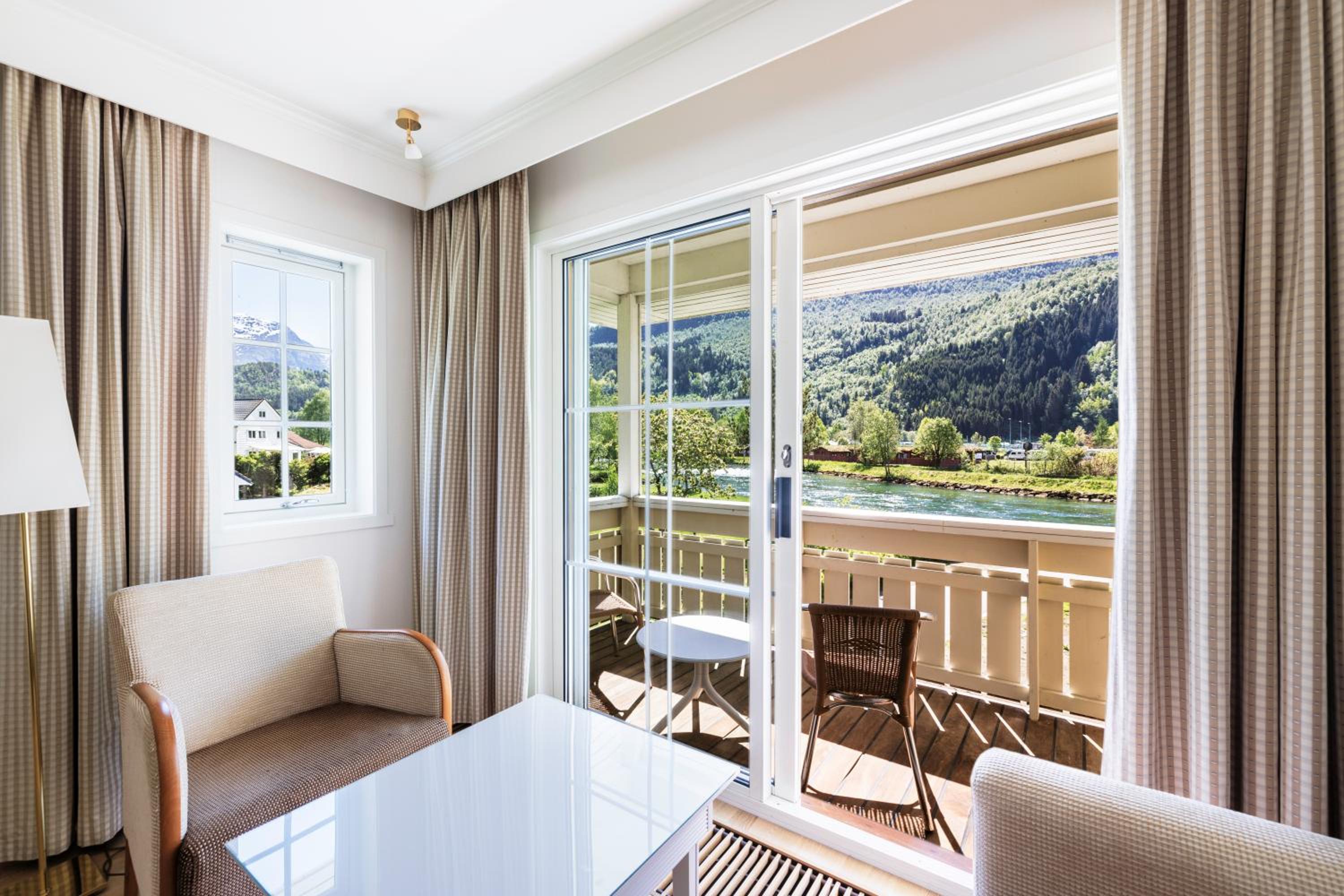 Medium Double room with balcony and river view photo 2