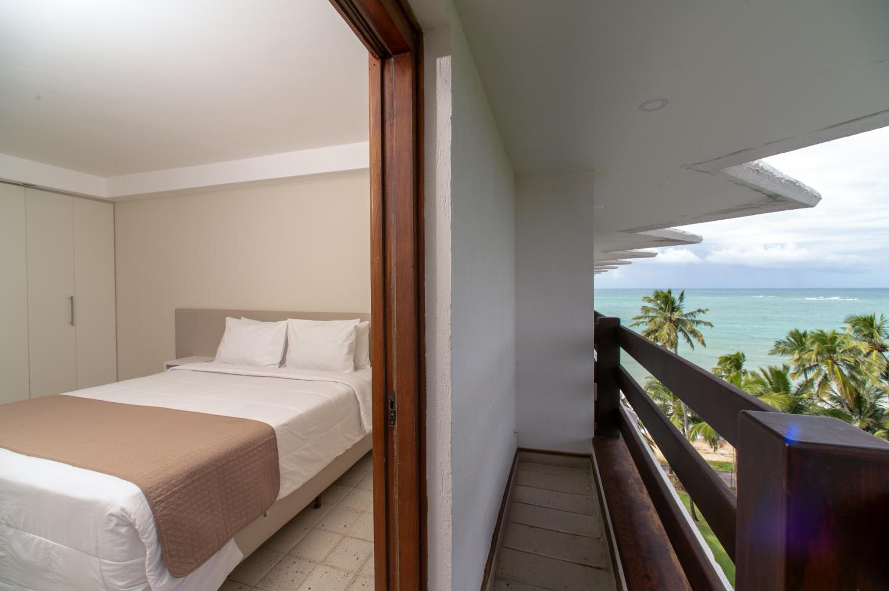 Premium Family Apartment - Split Level with Balcony and Front Sea View with living room
