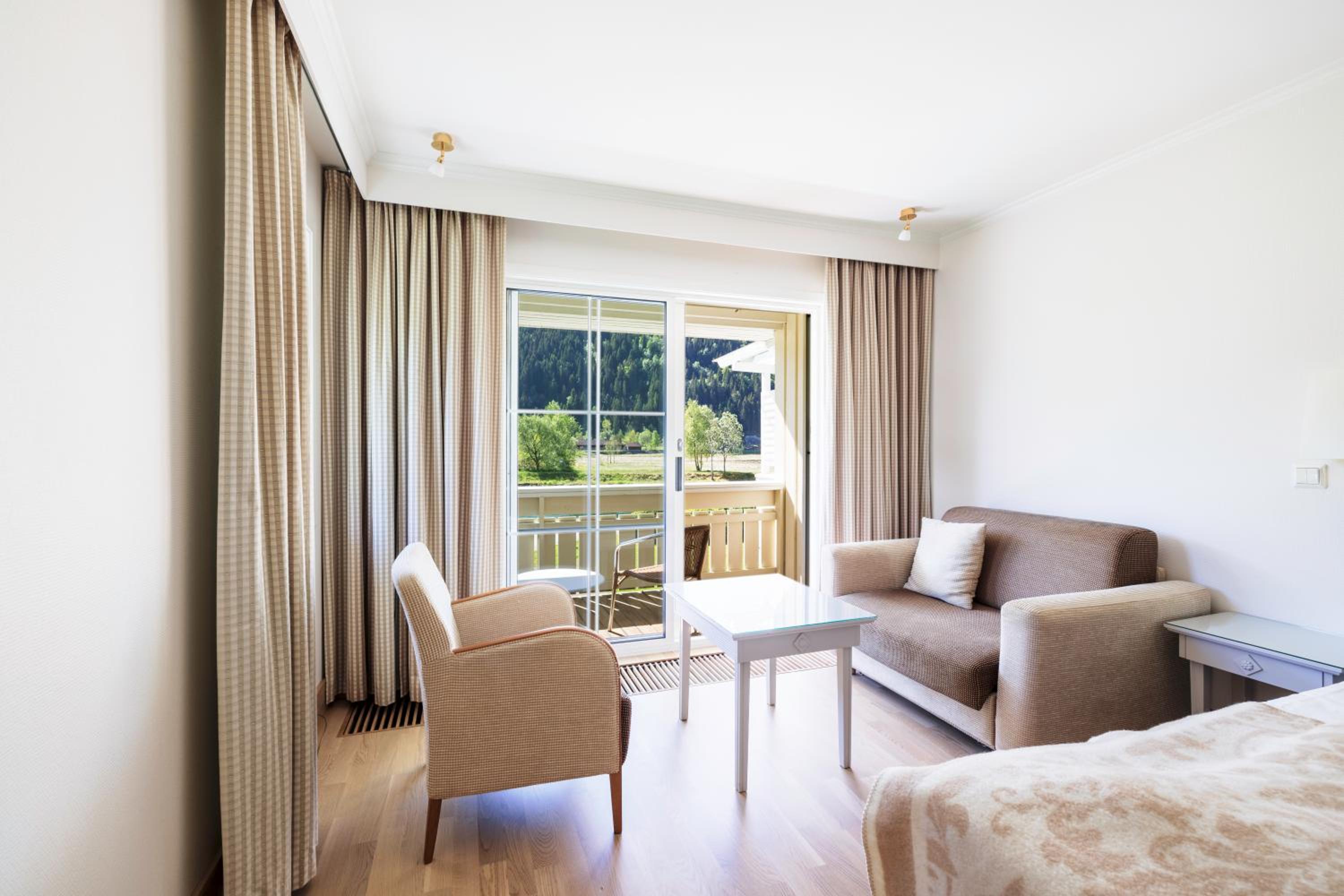 Medium Double room with balcony and river view photo 3