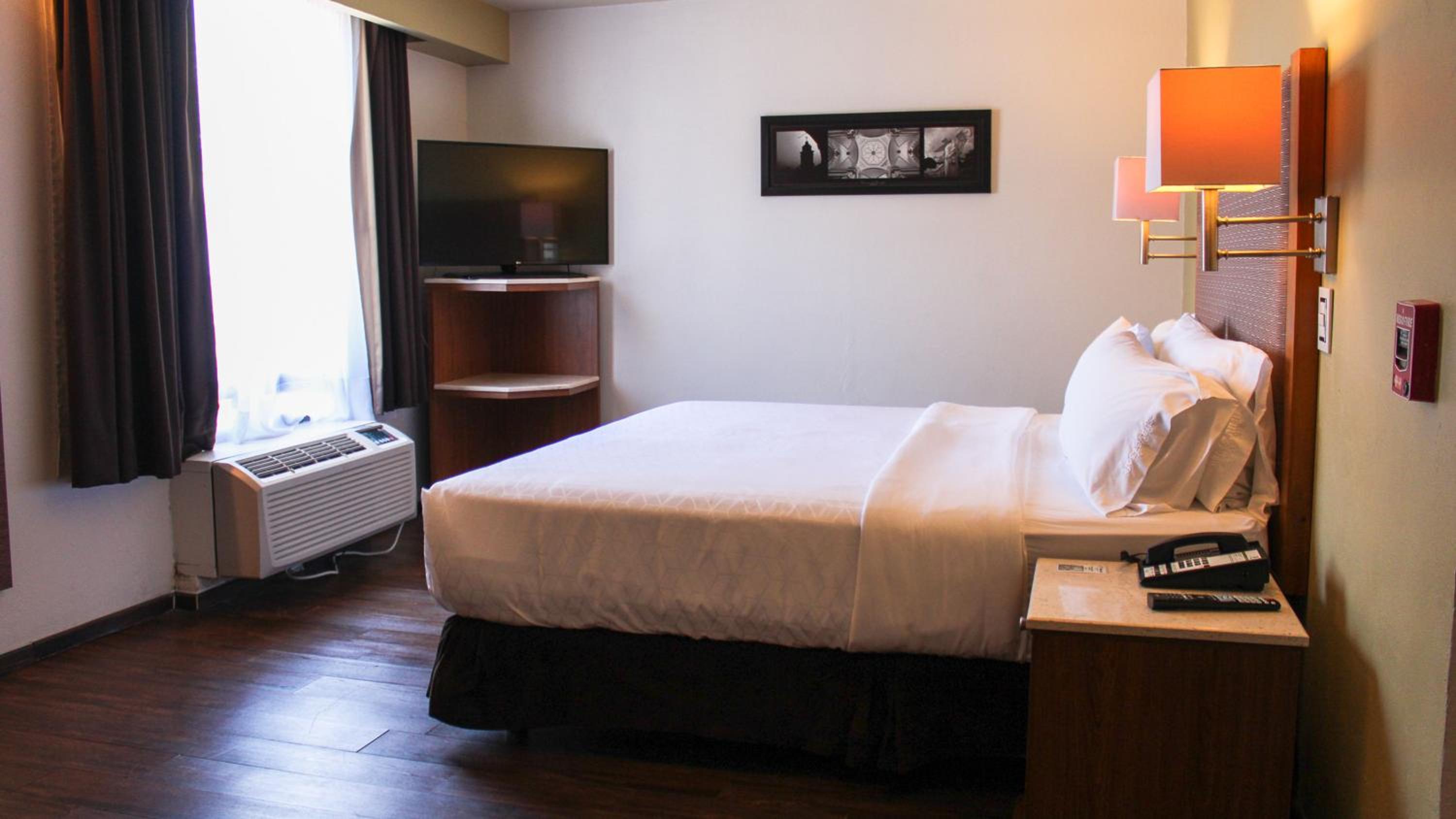 Standard King Room - Accessible - Photo 1