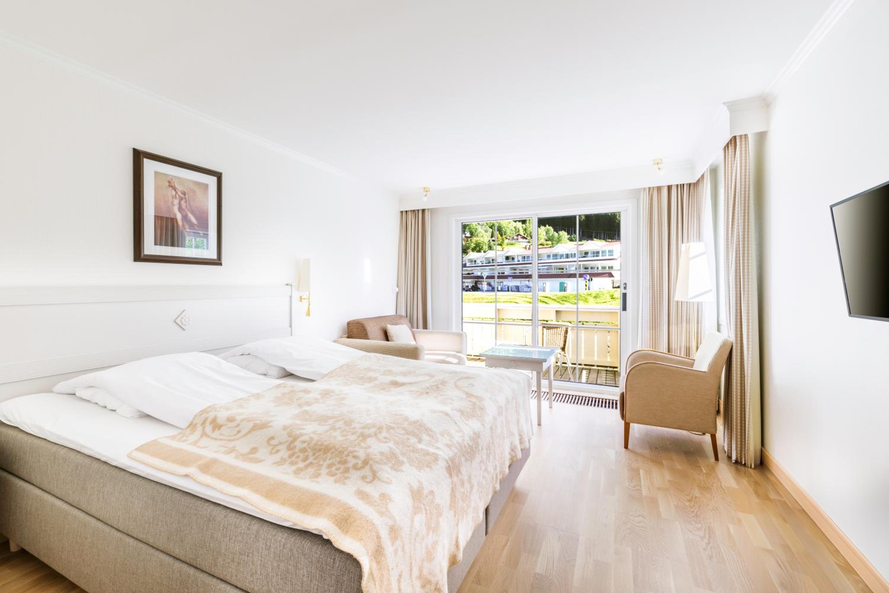 Medium Double room with balcony and valley view