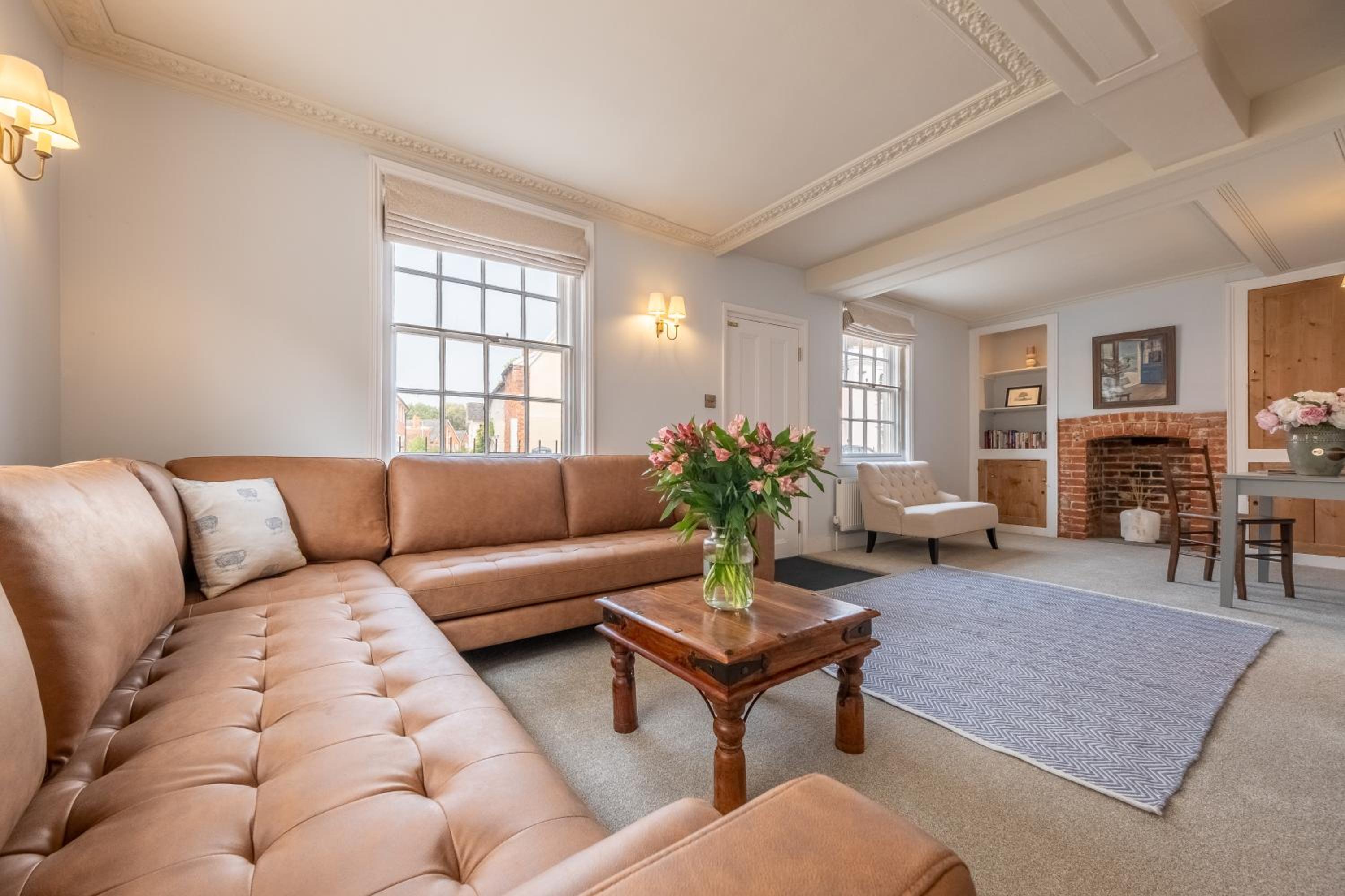Five-Bedroom House photo 1