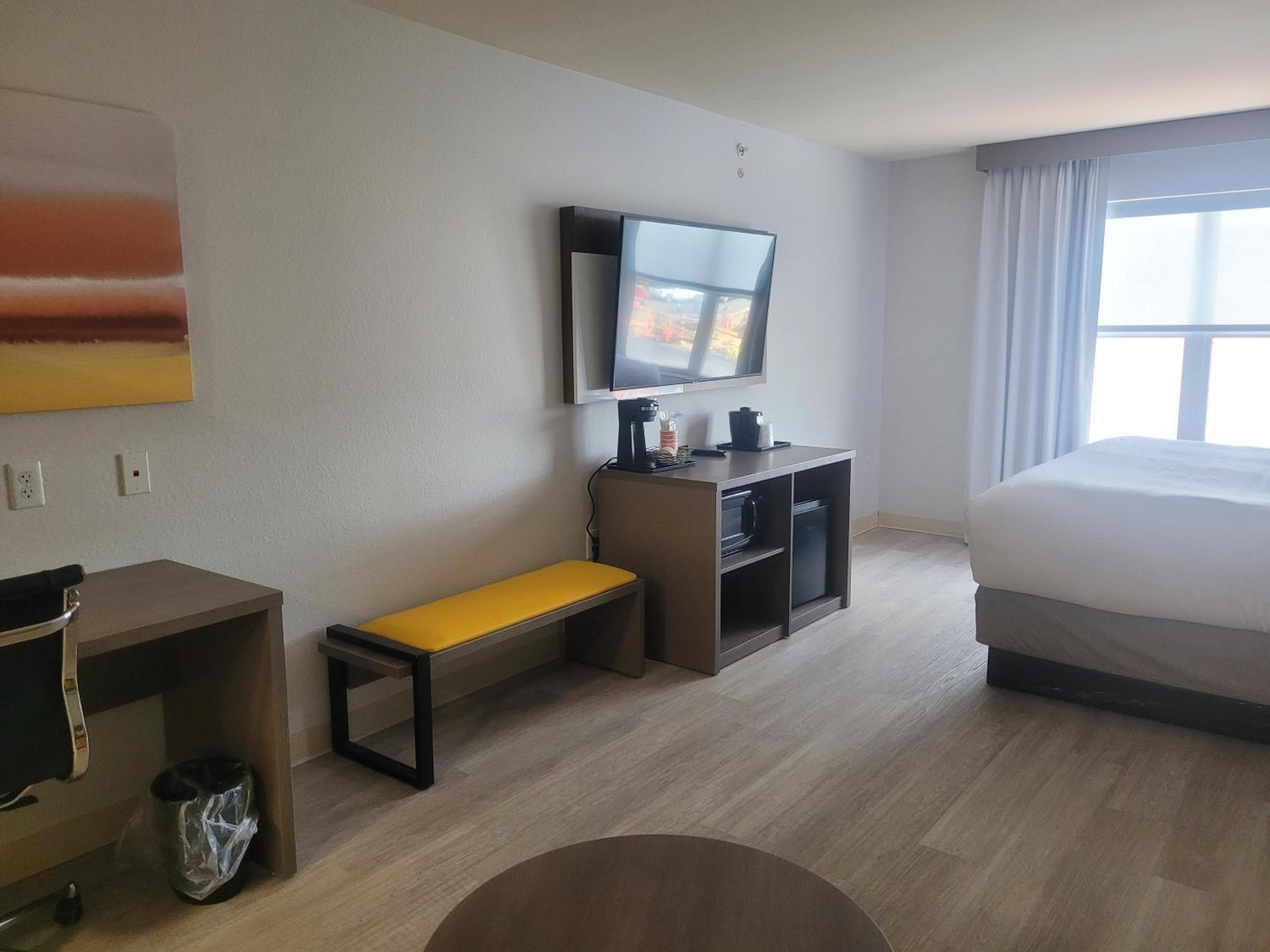 King Room - Non-Smoking - Photo 3