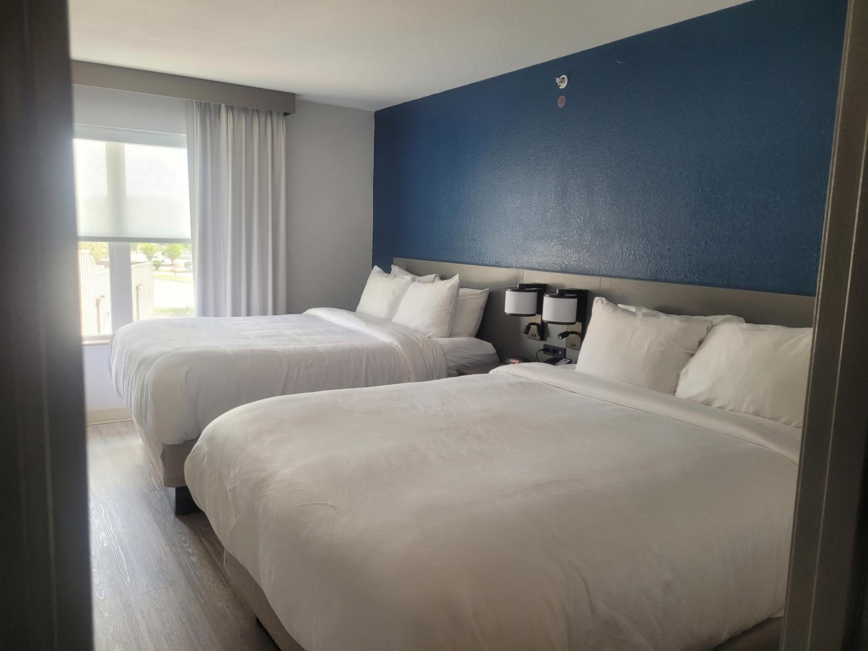 Queen Room with Two Queen Beds - Non-Smoking - Photo 1