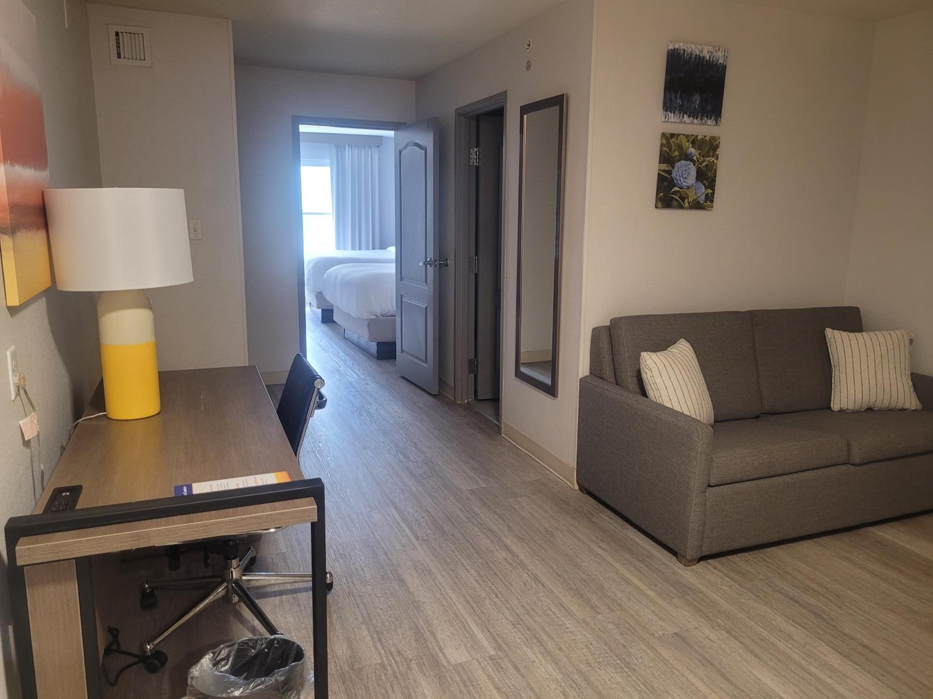 One-Bedroom King Suite - Non-Smoking - Photo 3