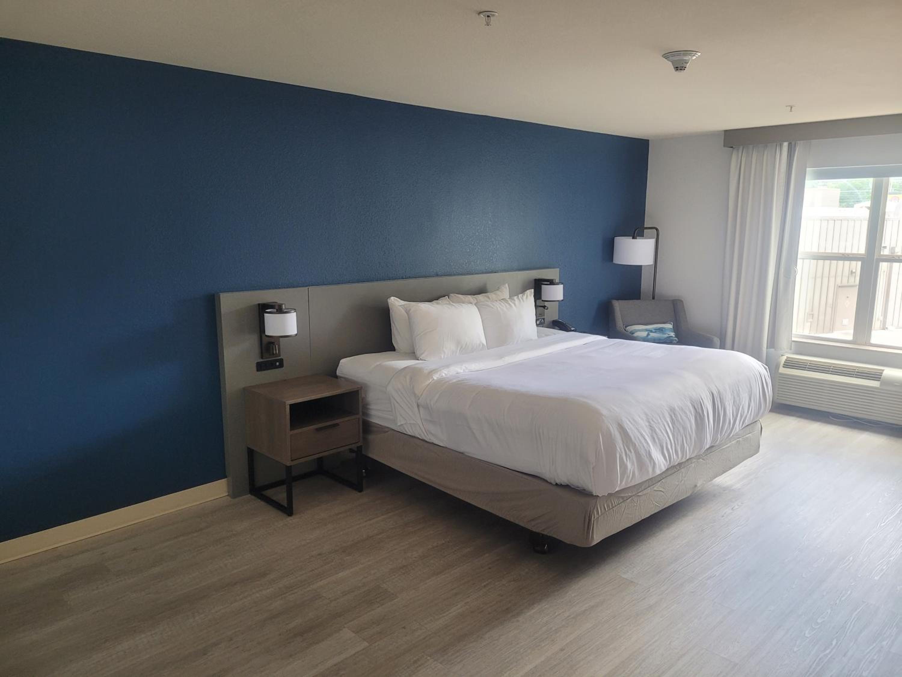 King Room - Non-Smoking - Photo 1