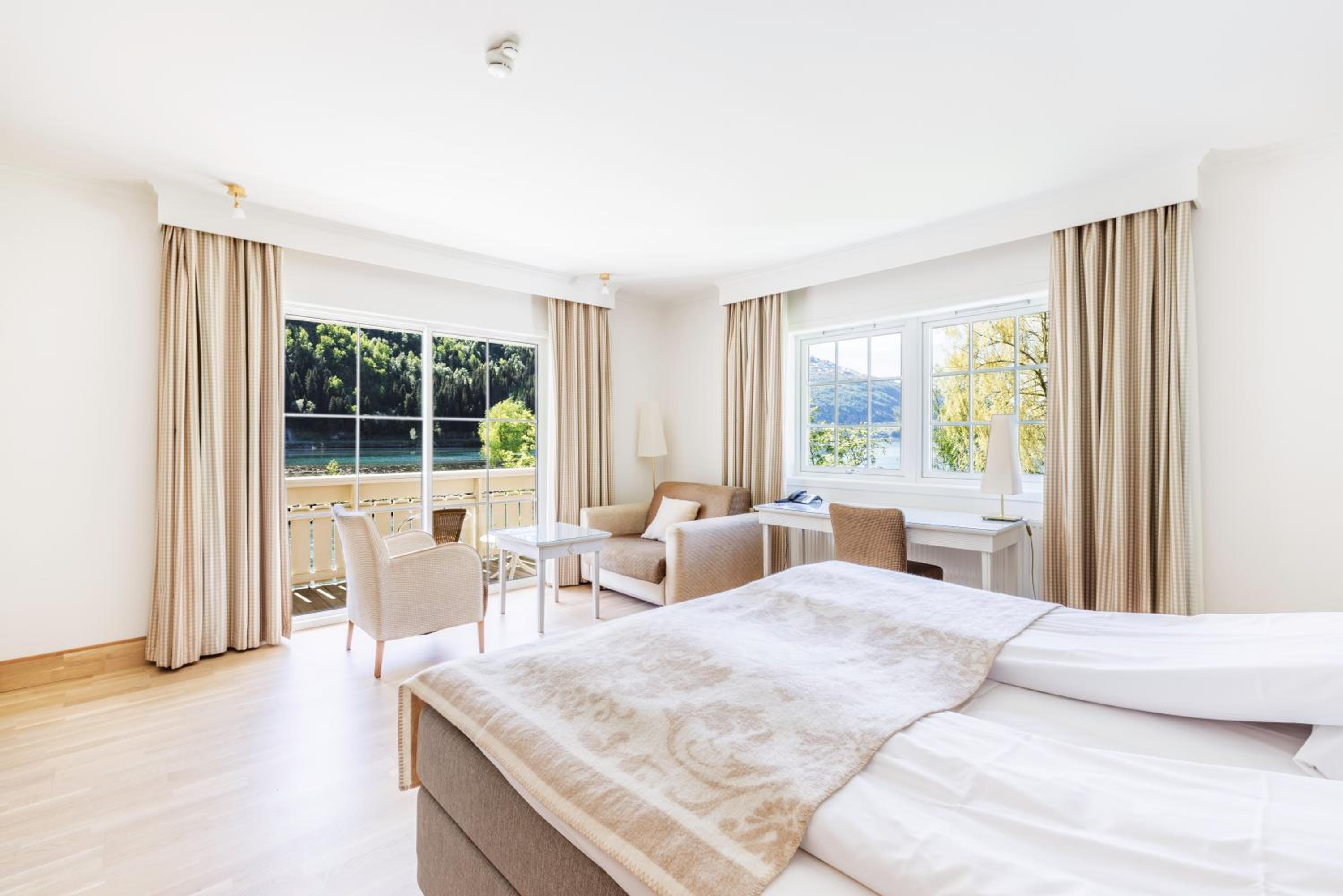Premium Double Room with balcony and river view  photo 2
