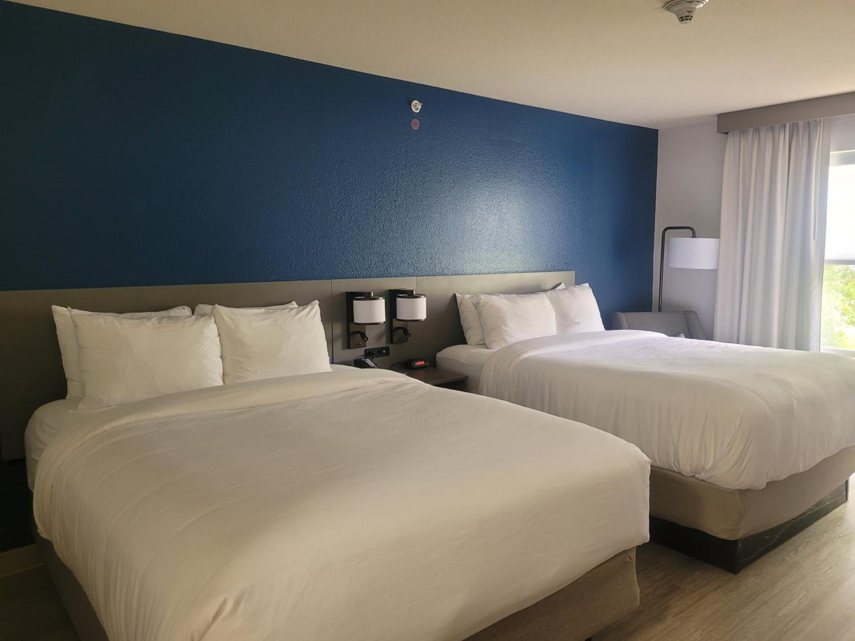 Queen Room with Two Queen Beds - Non-Smoking - Photo 4