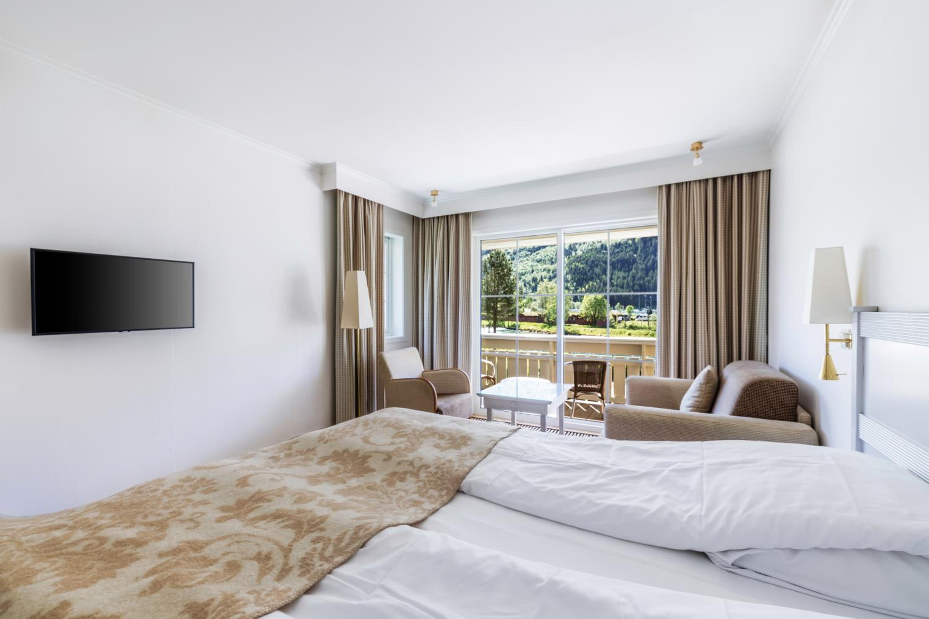 Medium Double room with balcony and river view