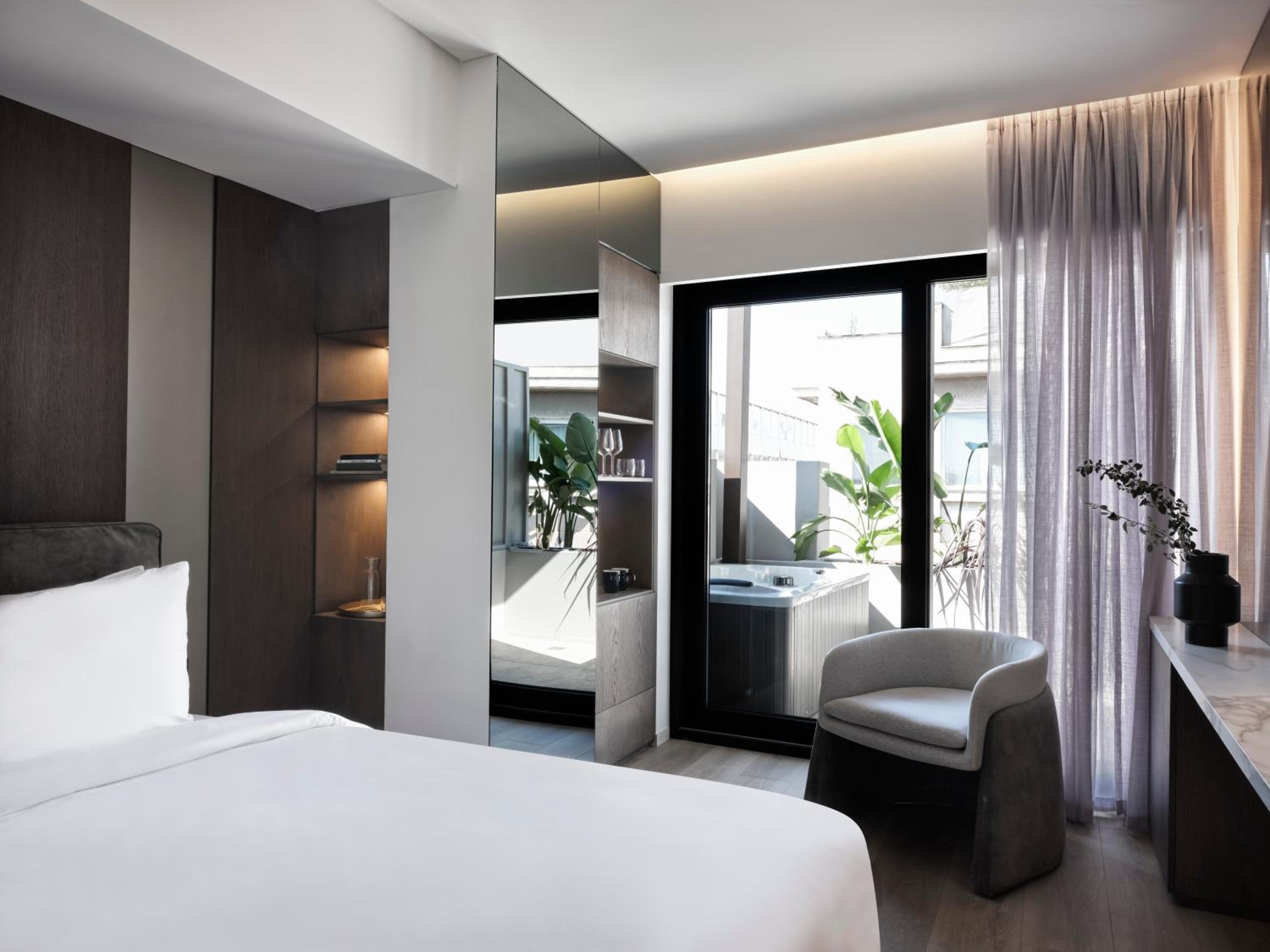 Deluxe King Room with Balcony photo 1