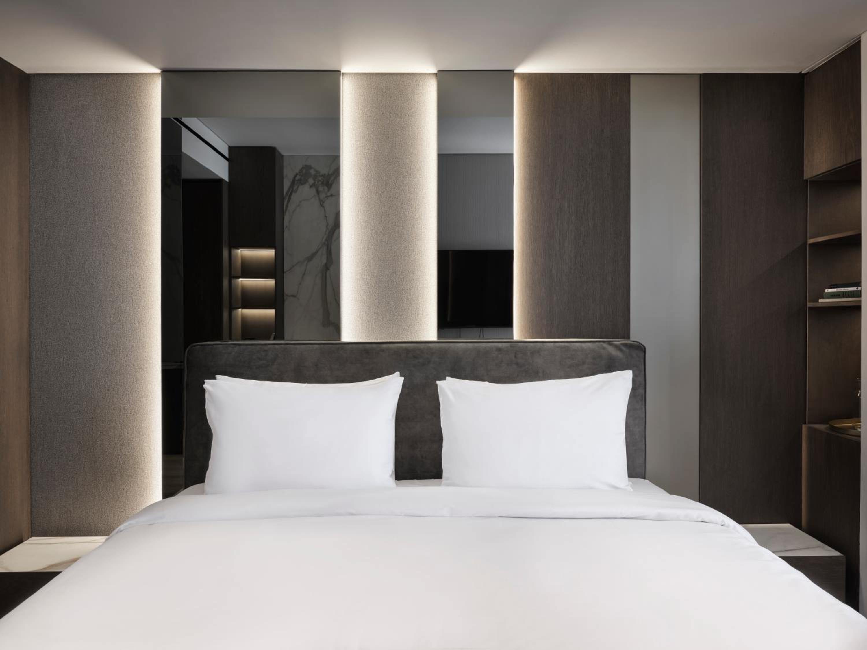 Deluxe King Room with Balcony photo 2