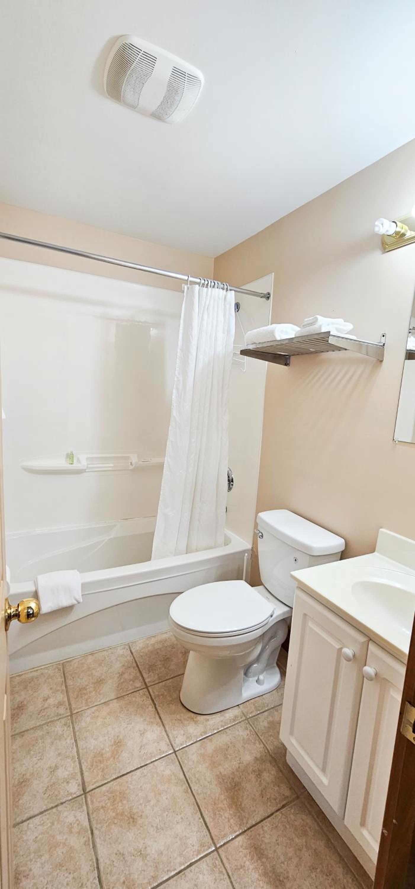 Deluxe Queen Room - Photo 12