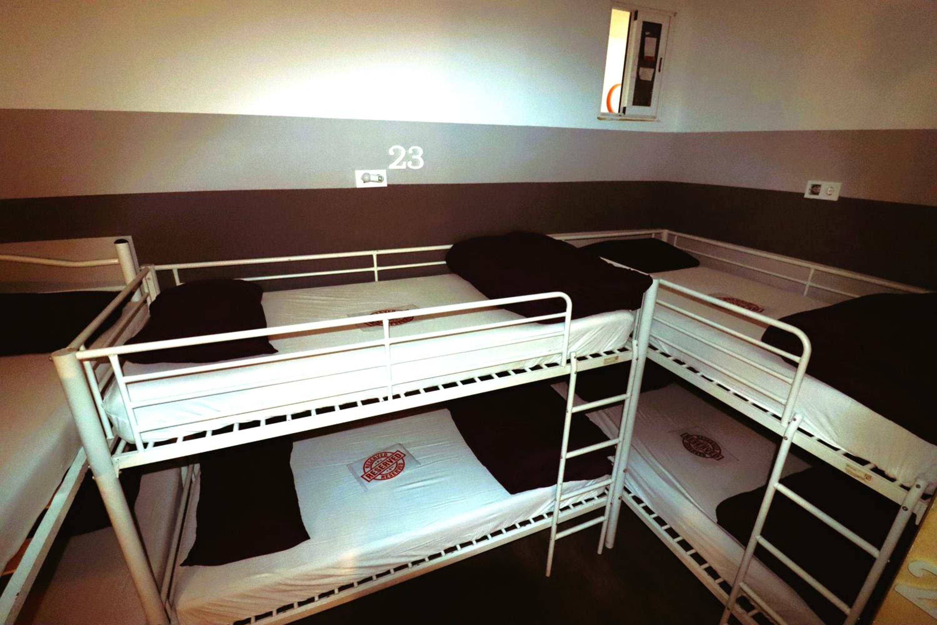 Cama en Dormitorio Mixto de 10 Camas