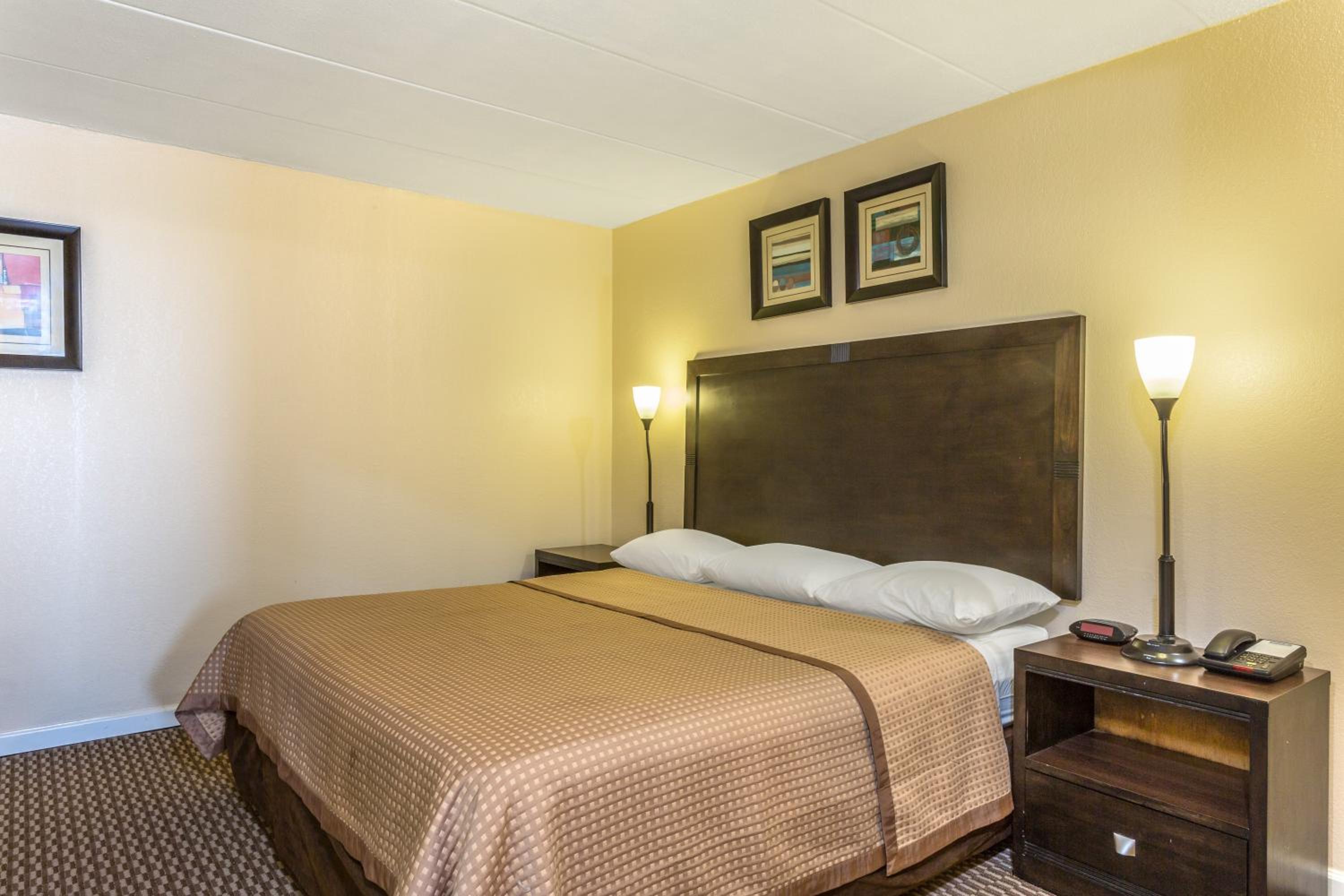 1 King Bed, One-Bedroom, Oceanfront, Non-Smoking - Photo 1