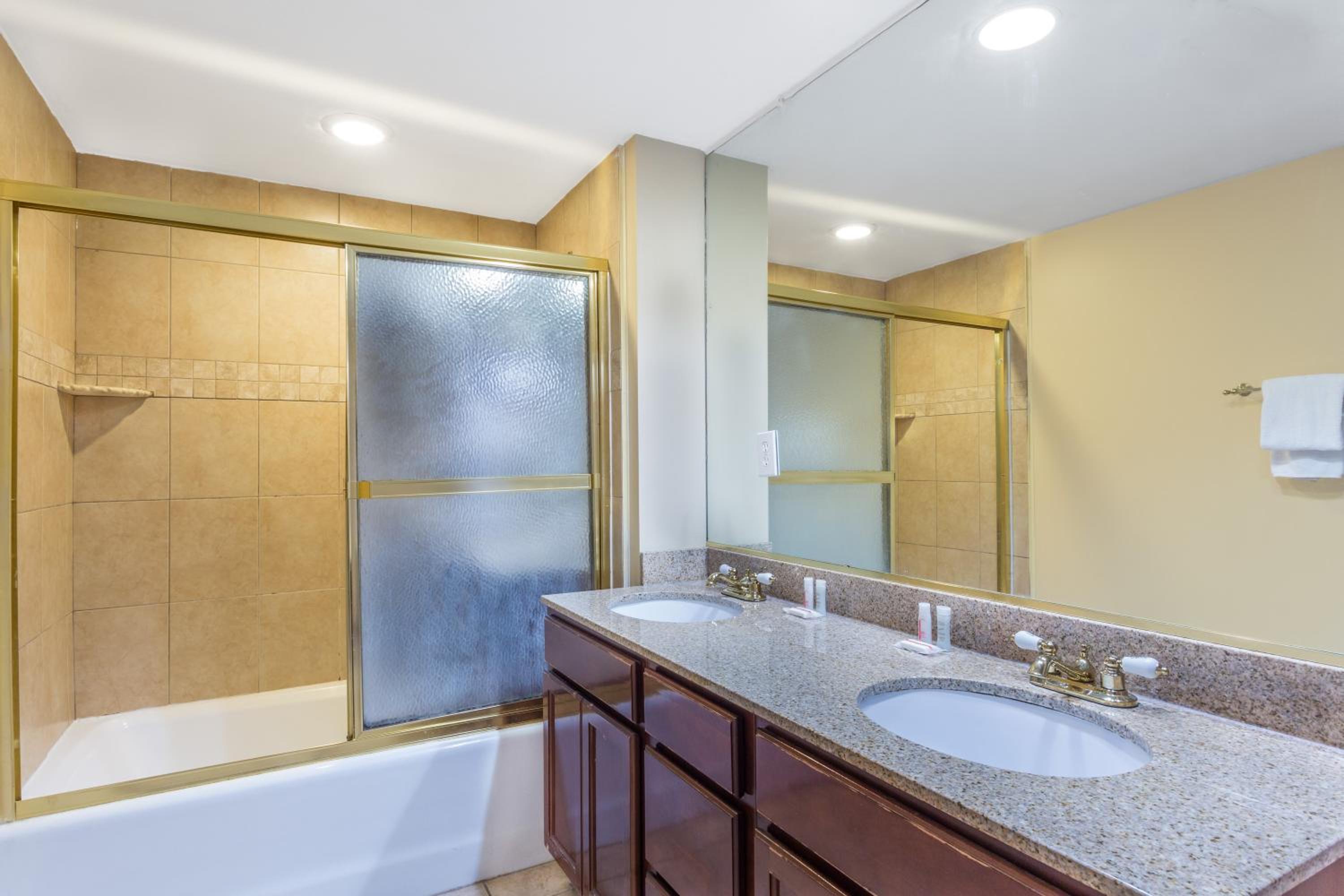 1 King Bed, One-Bedroom, Suite, Oceanfront, Non-Smoking - Photo 2
