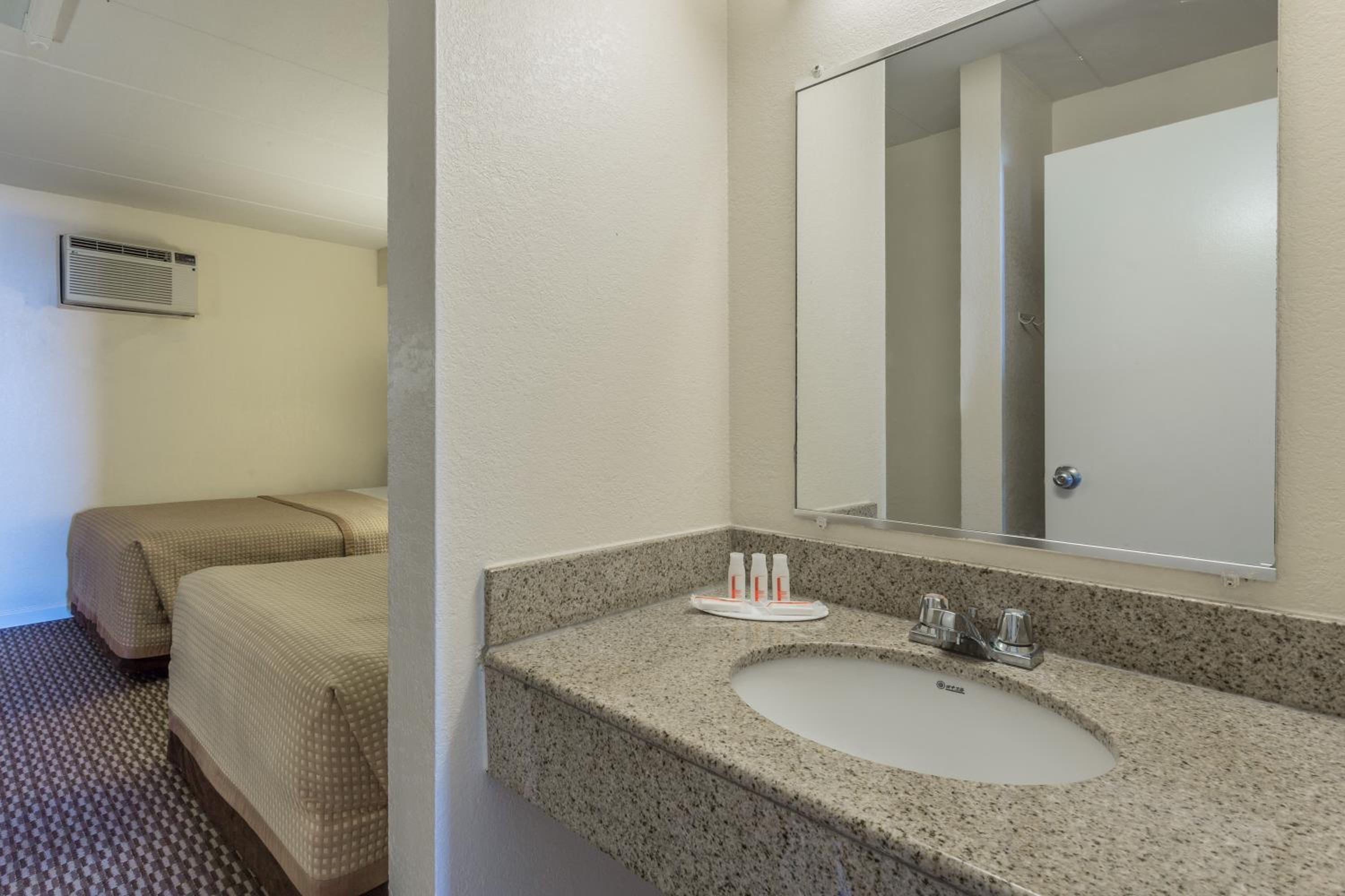 2 Double Beds, One-Bedroom, Efficiency Room, Oceanfront, Non-Smoking - Photo 4