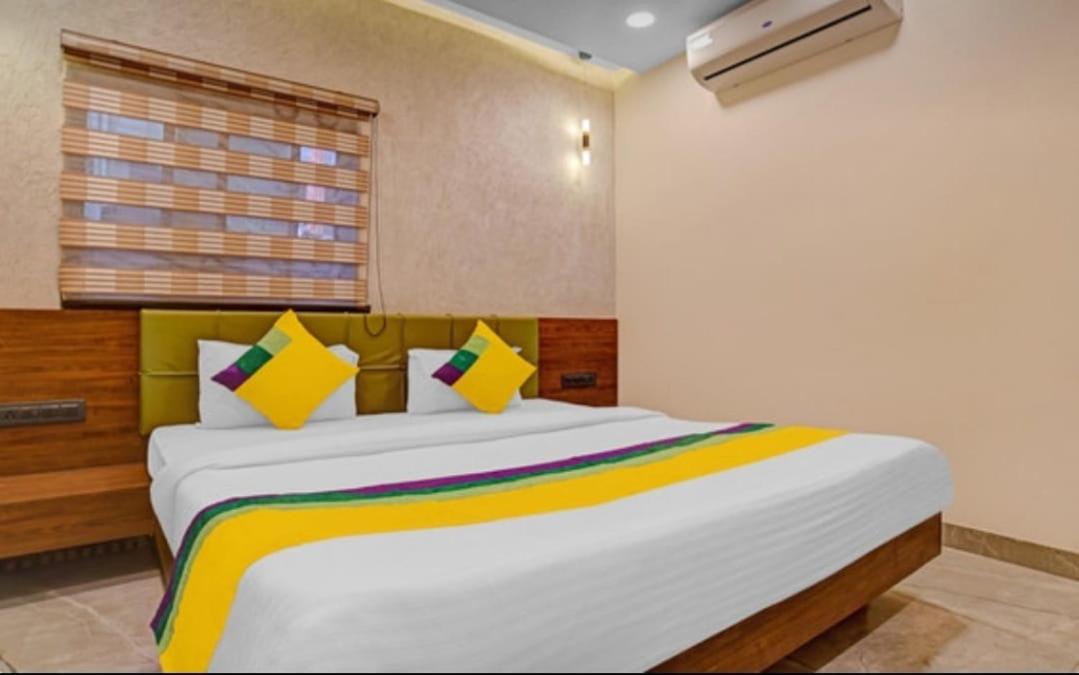 Deluxe Double Room (2 Adults + 1 Child)