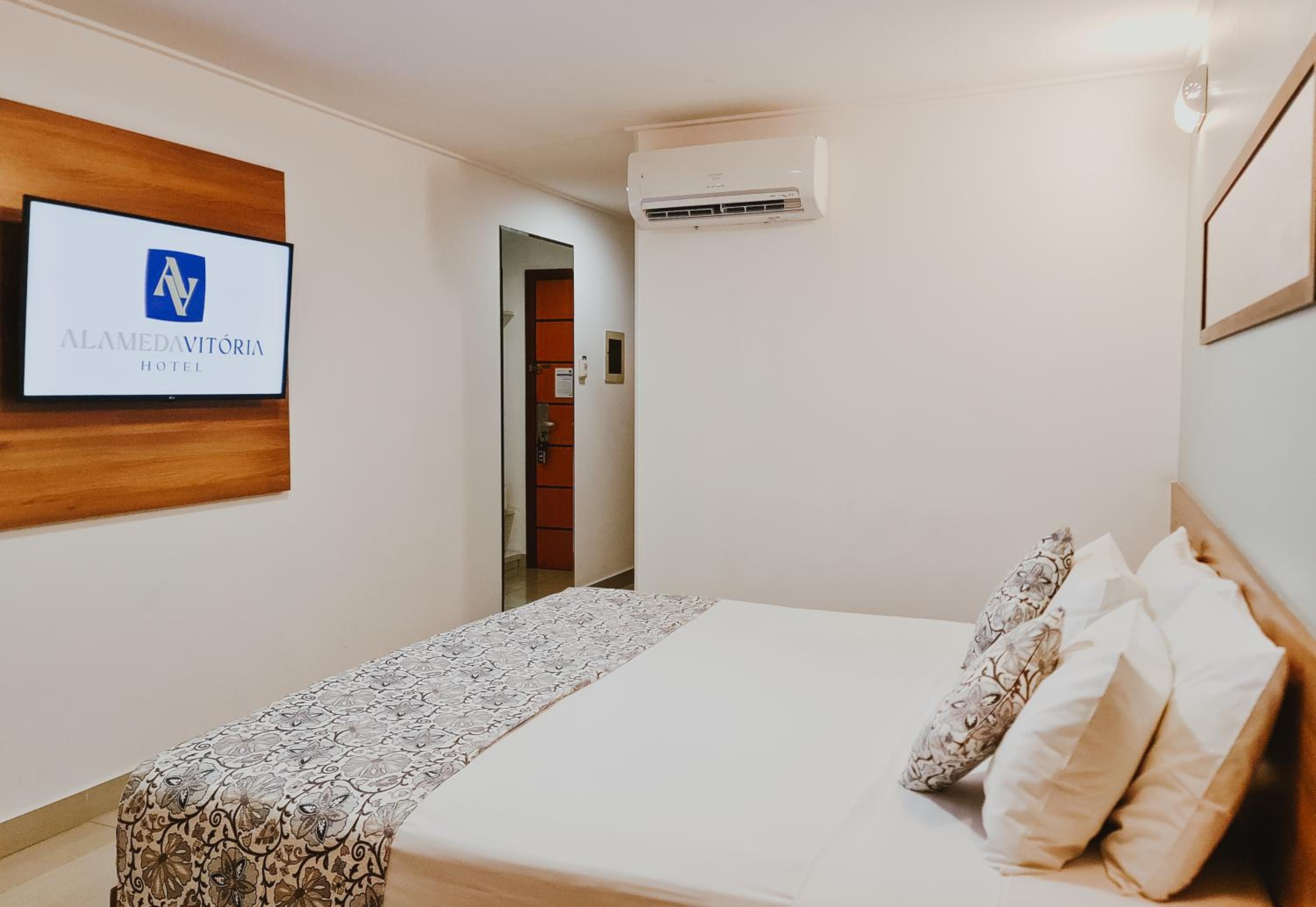 Available room thumbnail 6