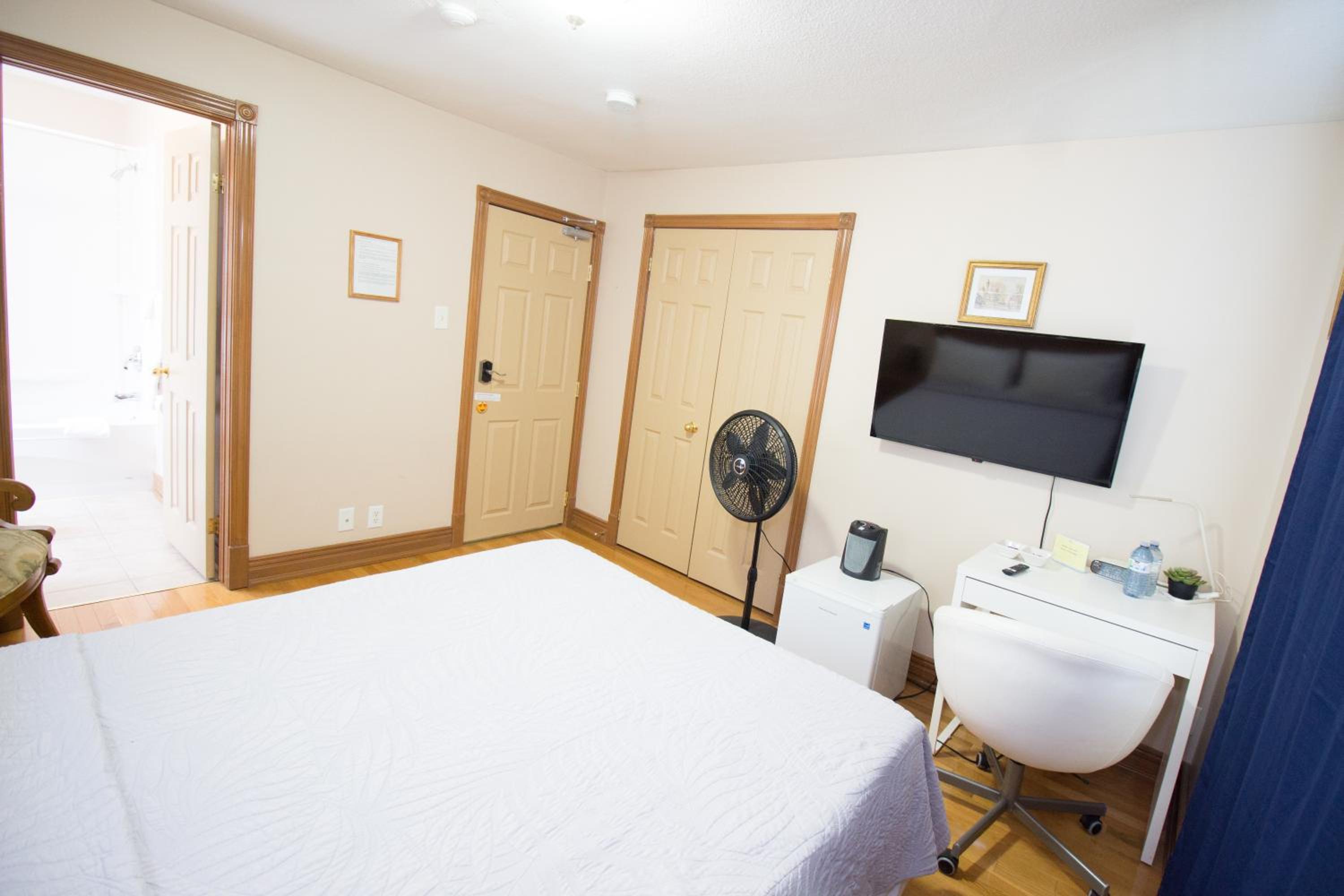 Standard Queen Room - Photo 13