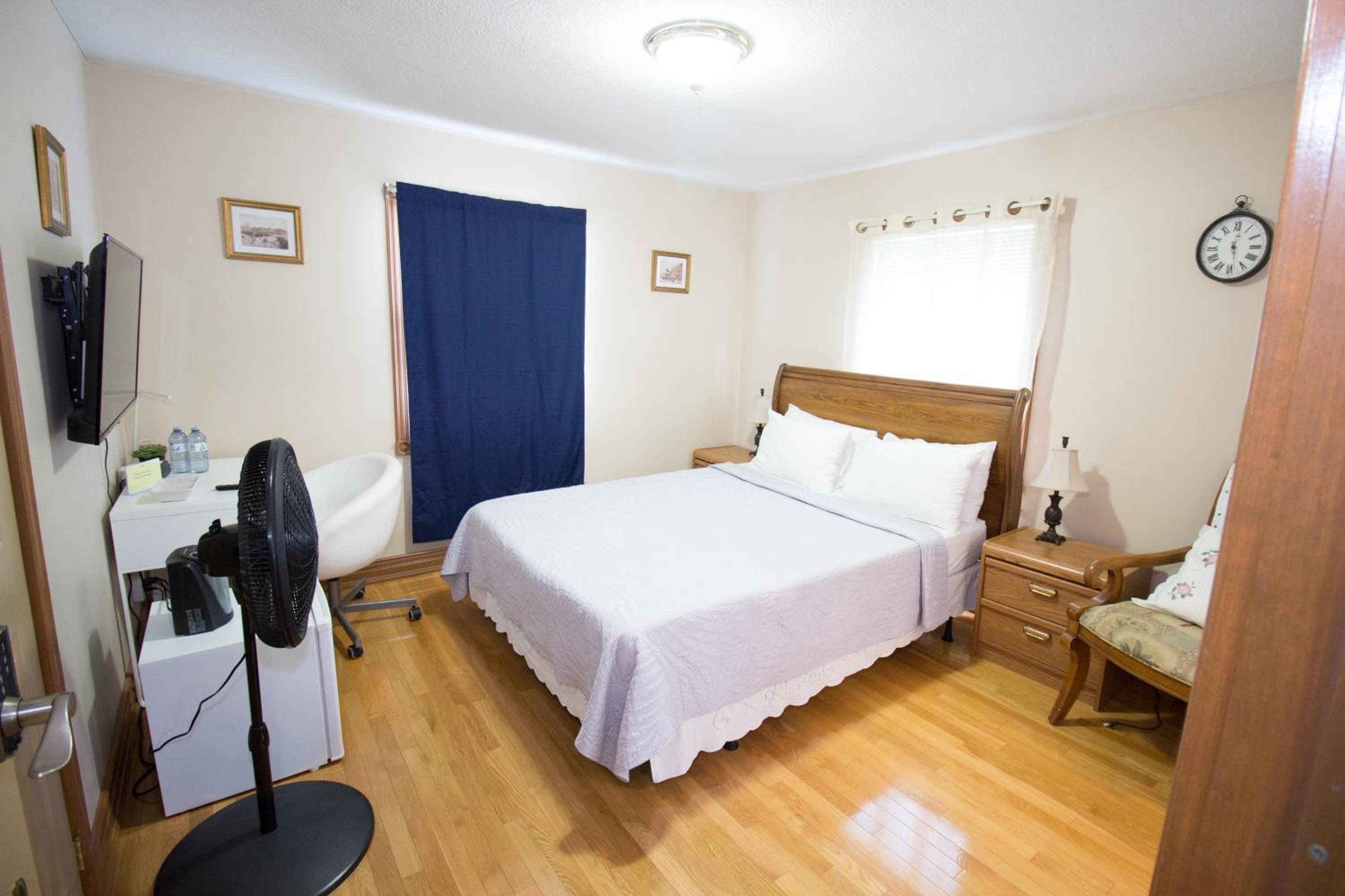Standard Queen Room - Photo 12
