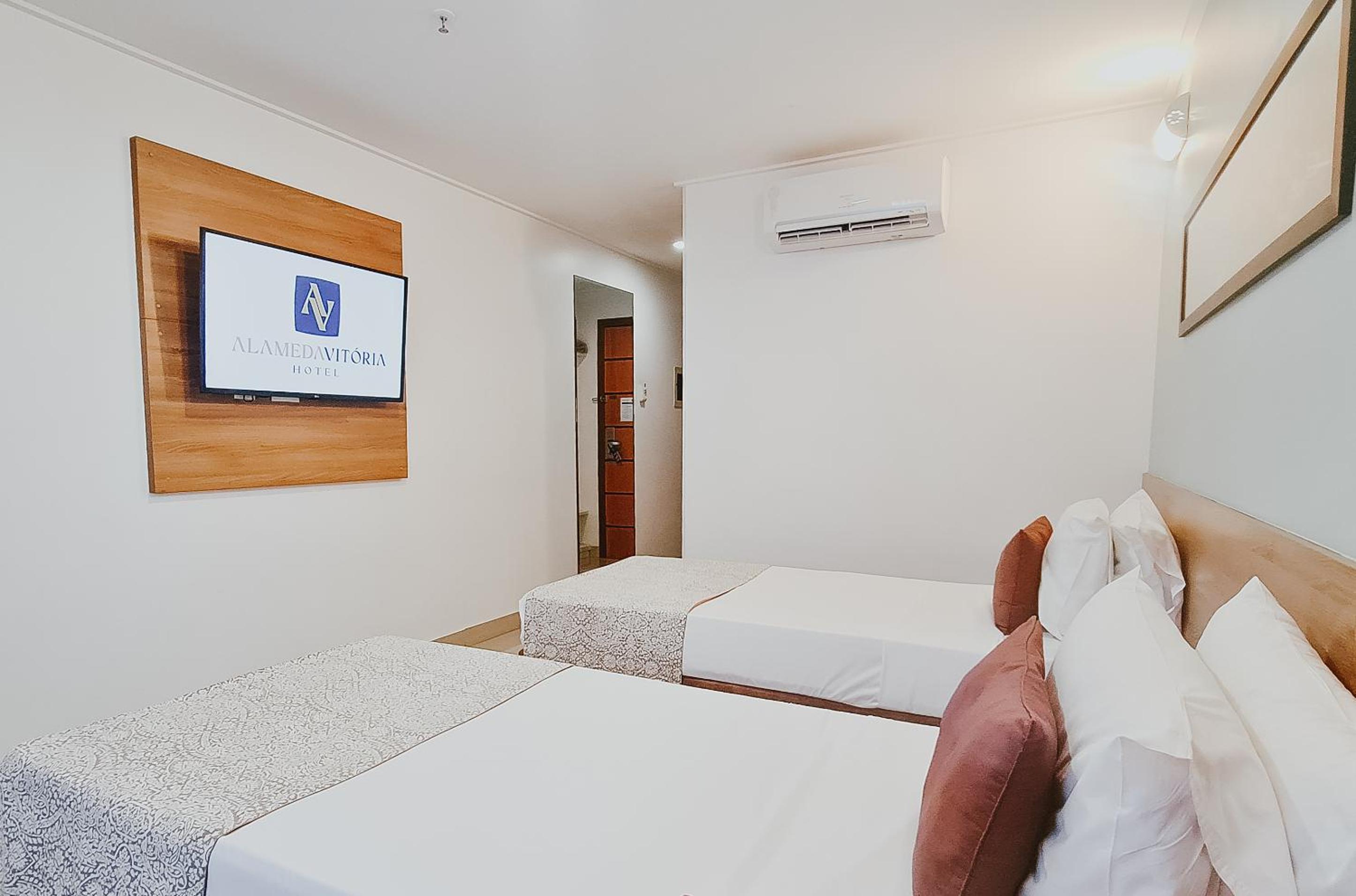Luxury Twin Room thumbnail 5
