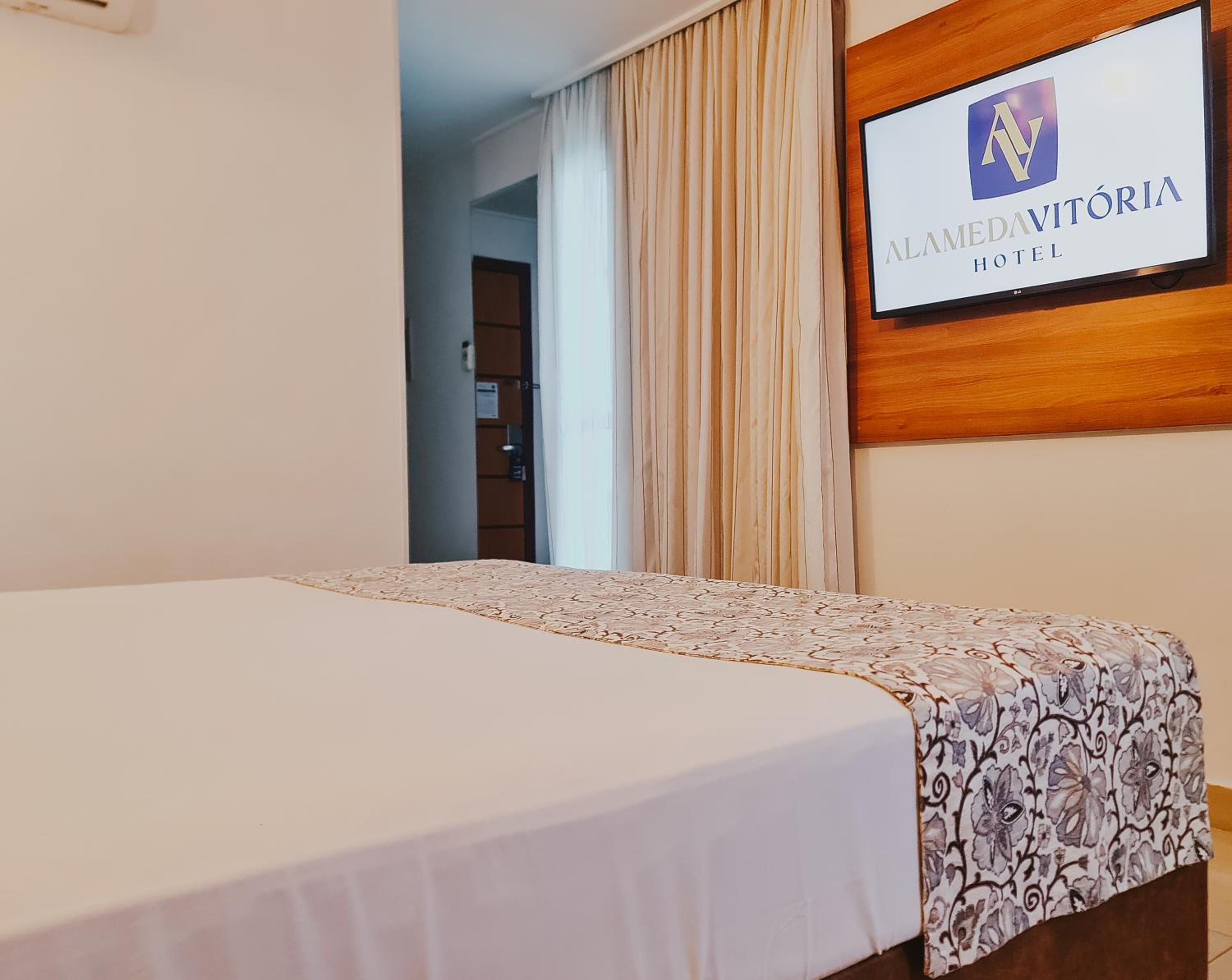 Double Room with Balcony and Sea View thumbnail 5