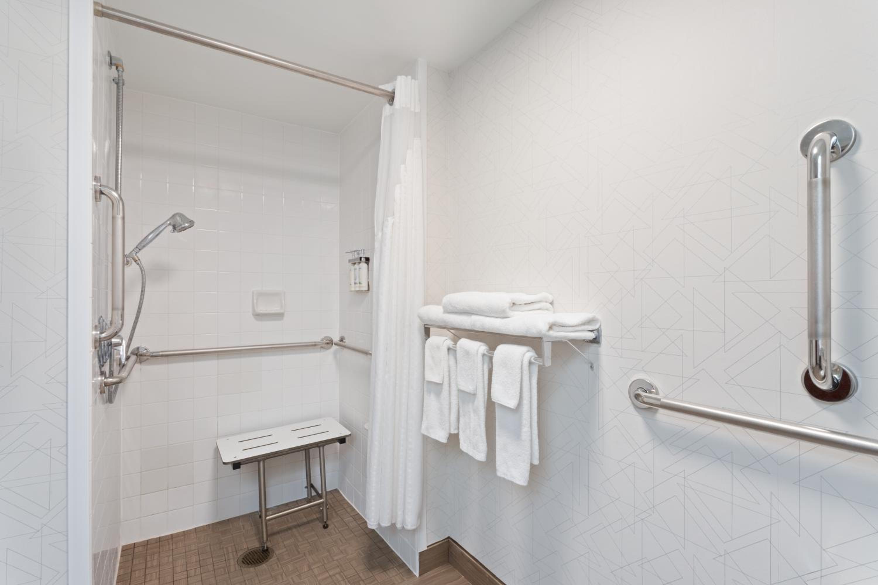 Standard King Room with Roll-in Shower - Mobility Accessible - Photo 5