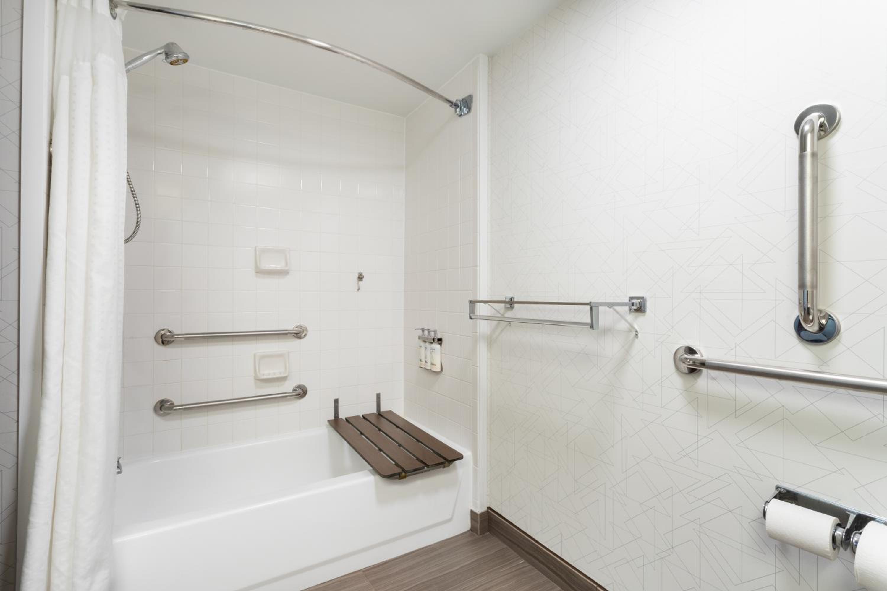 Standard King Room with Accessible Tub - Mobility Access - Photo 9