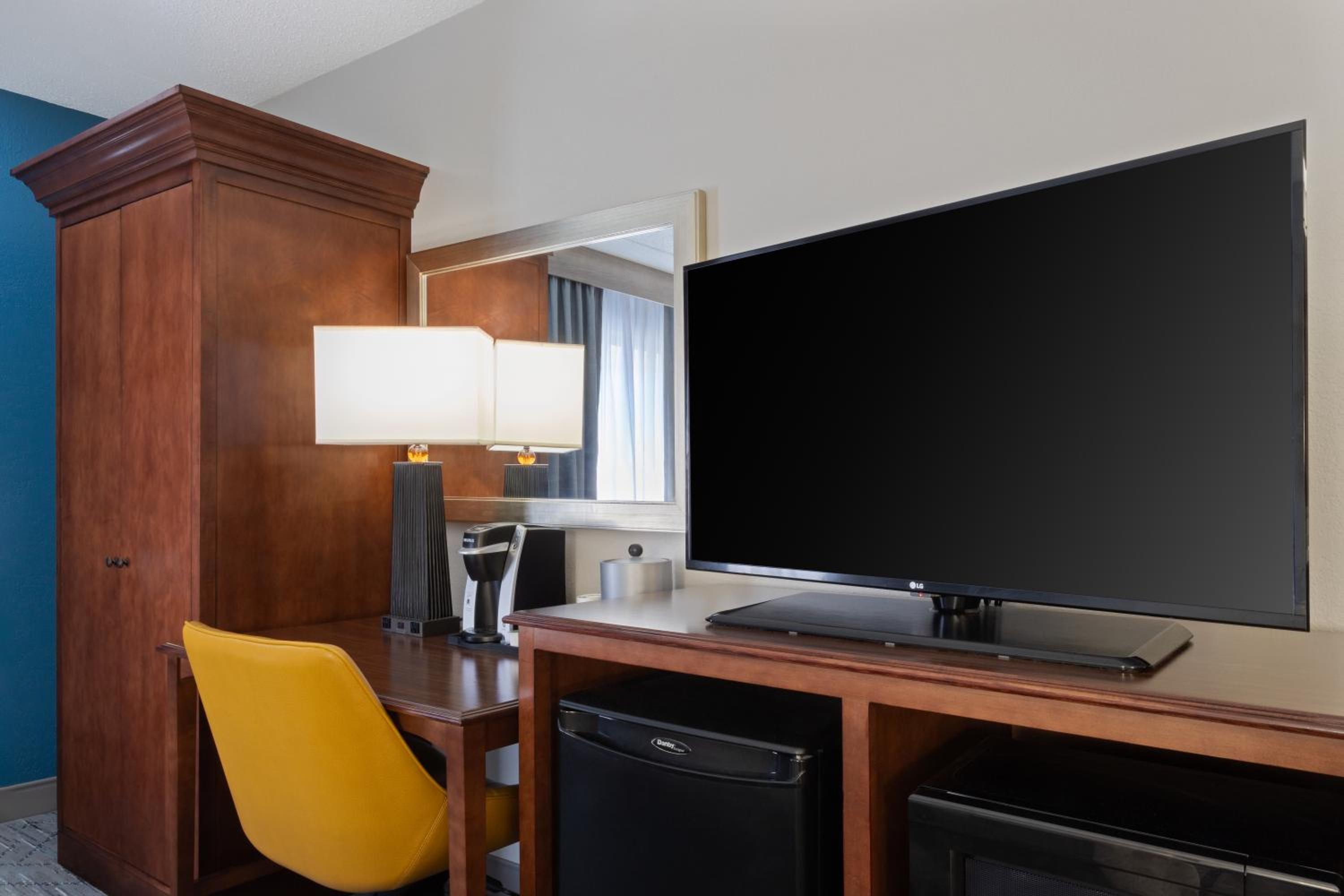 Standard King Room with Sofa Bed - Photo 7