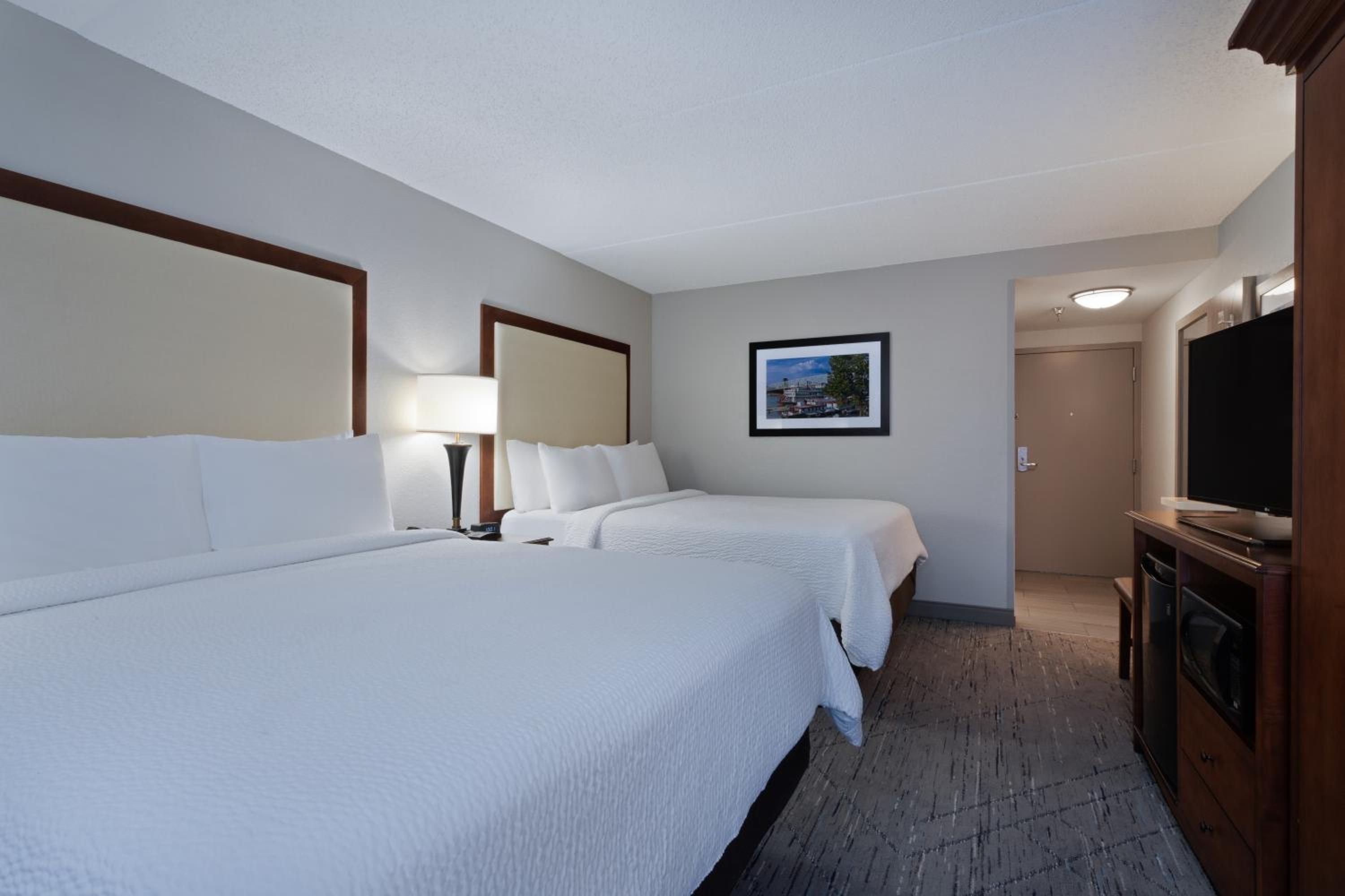 Standard Queen Room with Two Queen Beds - Photo 7