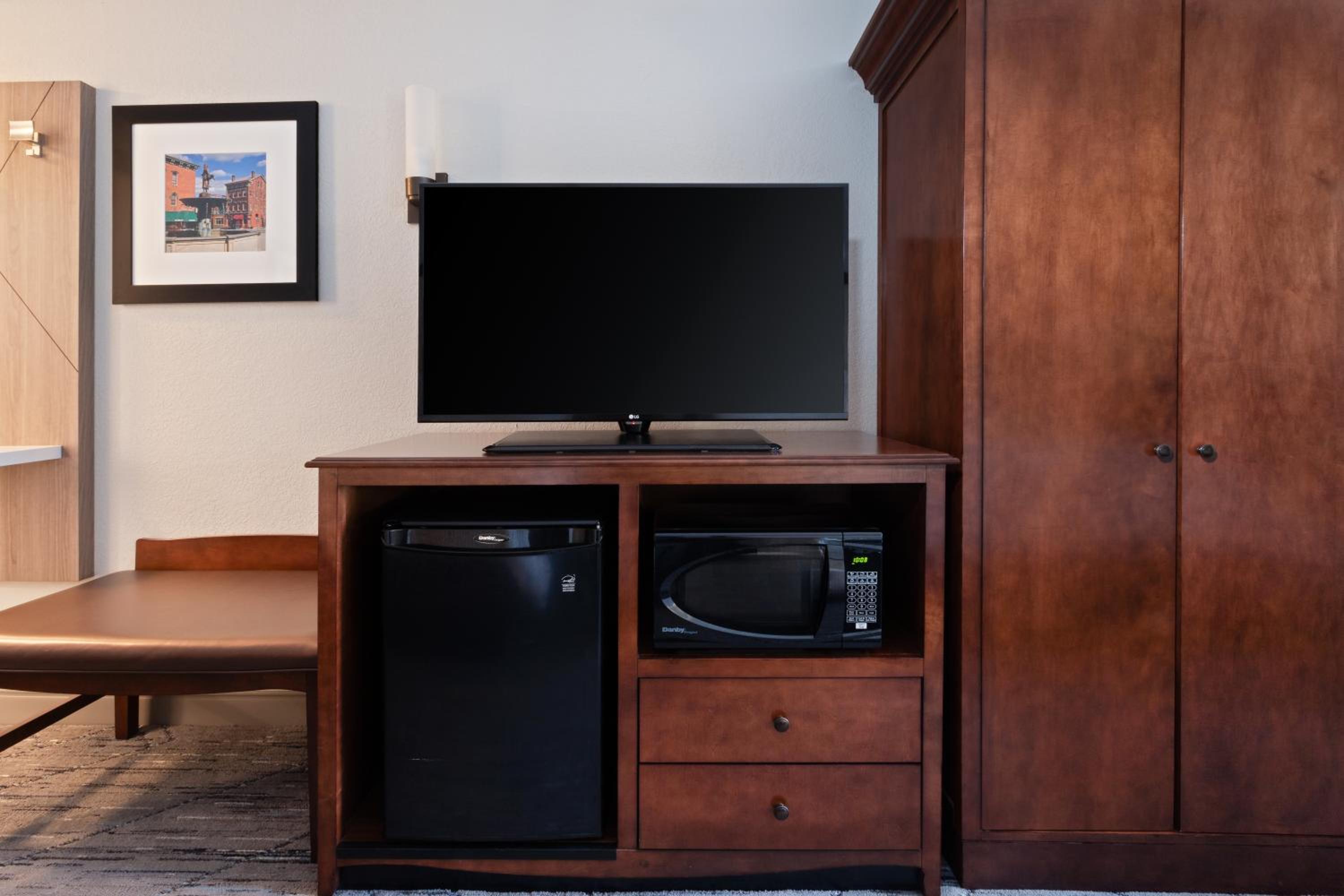 Standard King Room with Sofa Bed - Photo 9