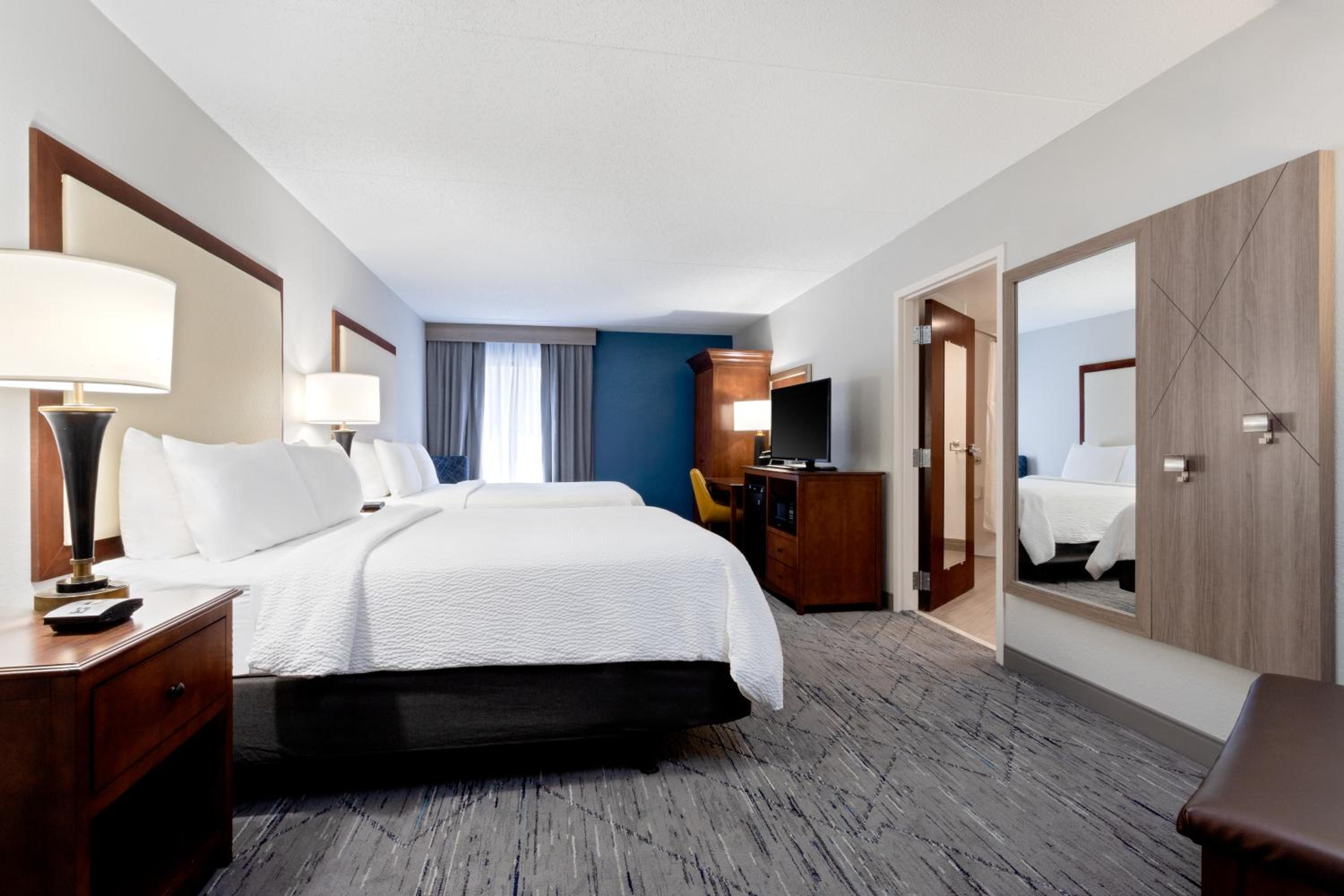 Standard Queen Room with Two Queen Beds - Photo 9