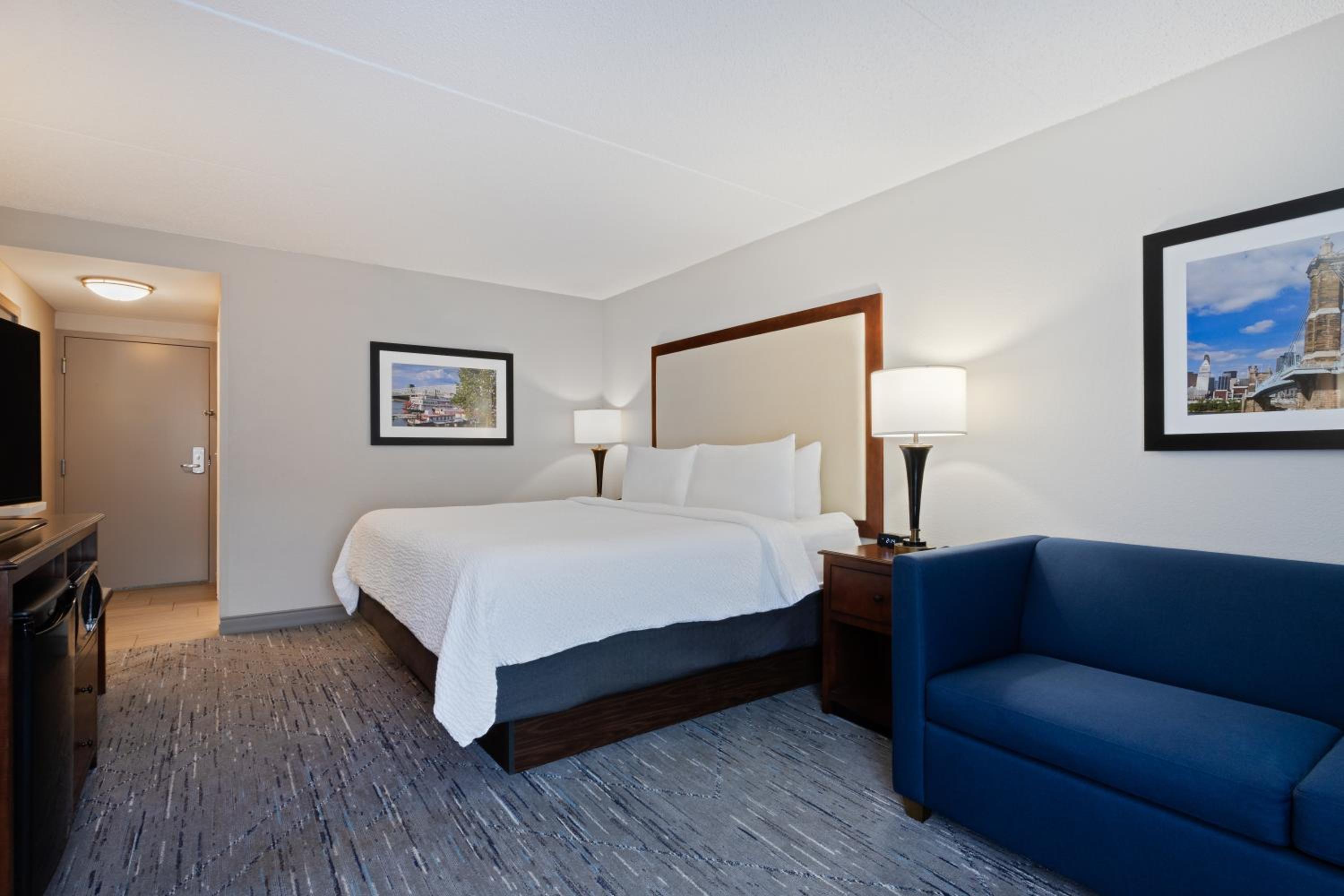 Standard King Room with Sofa Bed - Photo 11