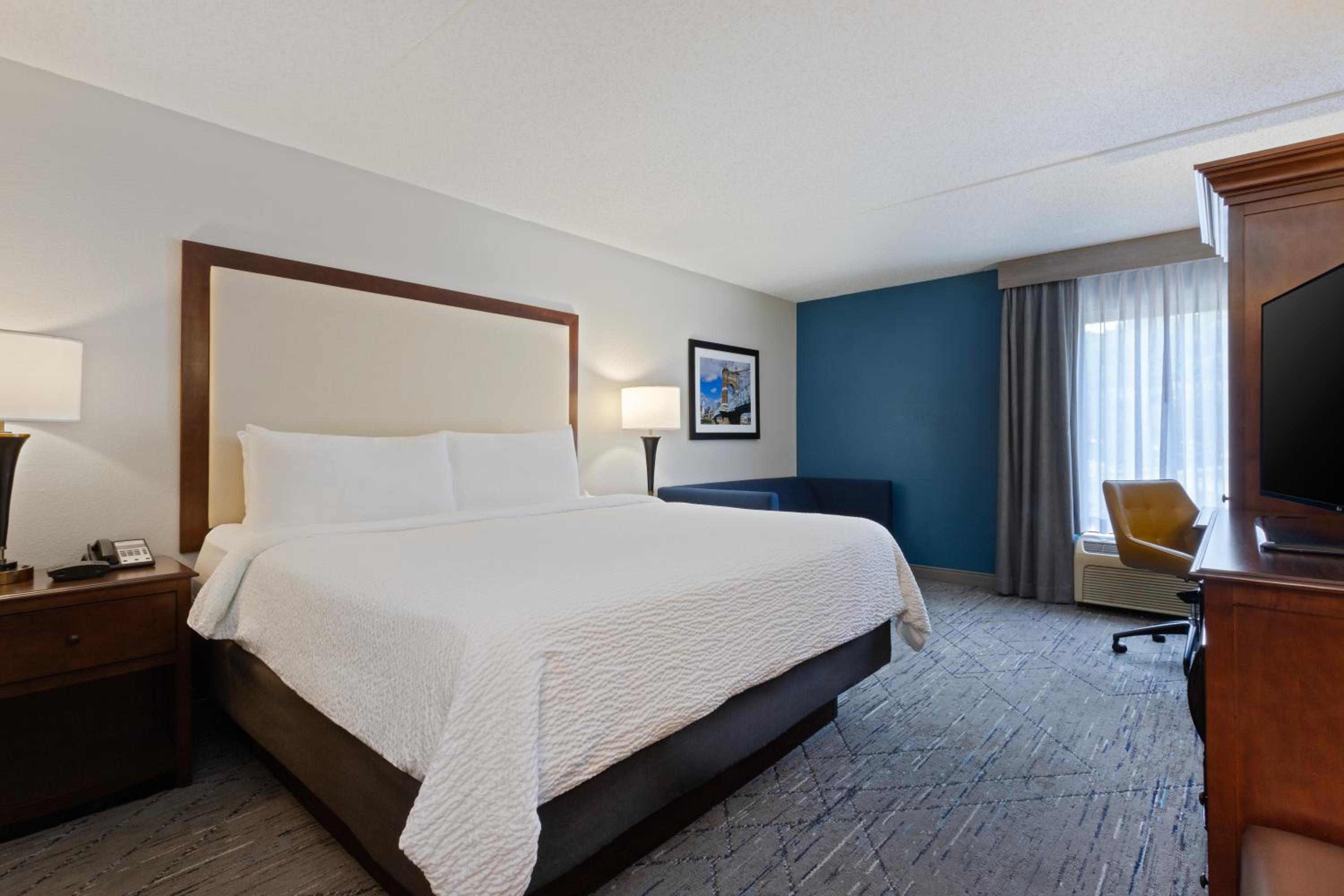 Standard King Room with Sofa Bed - Photo 2