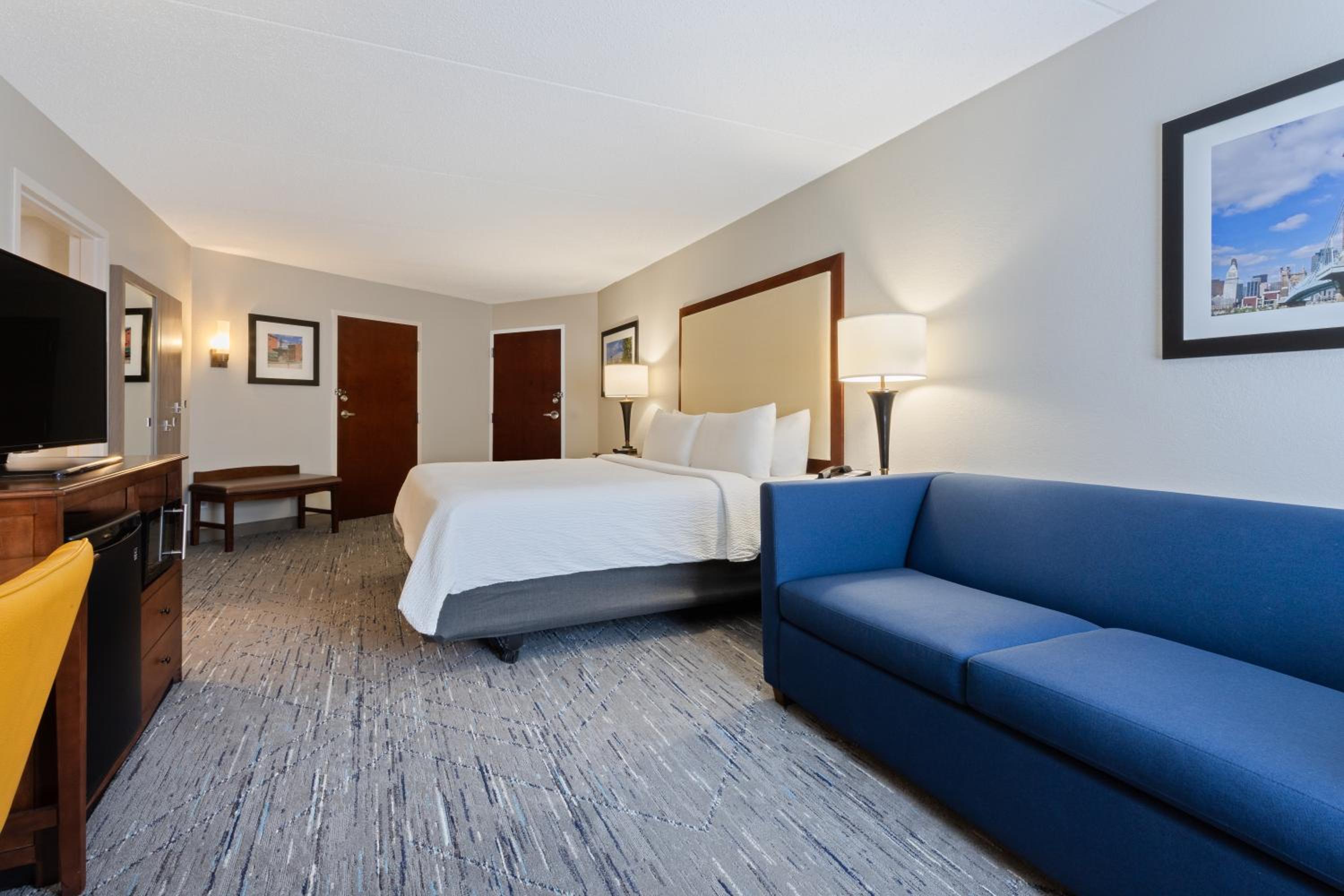 Standard King Room with Sofa Bed - Photo 14