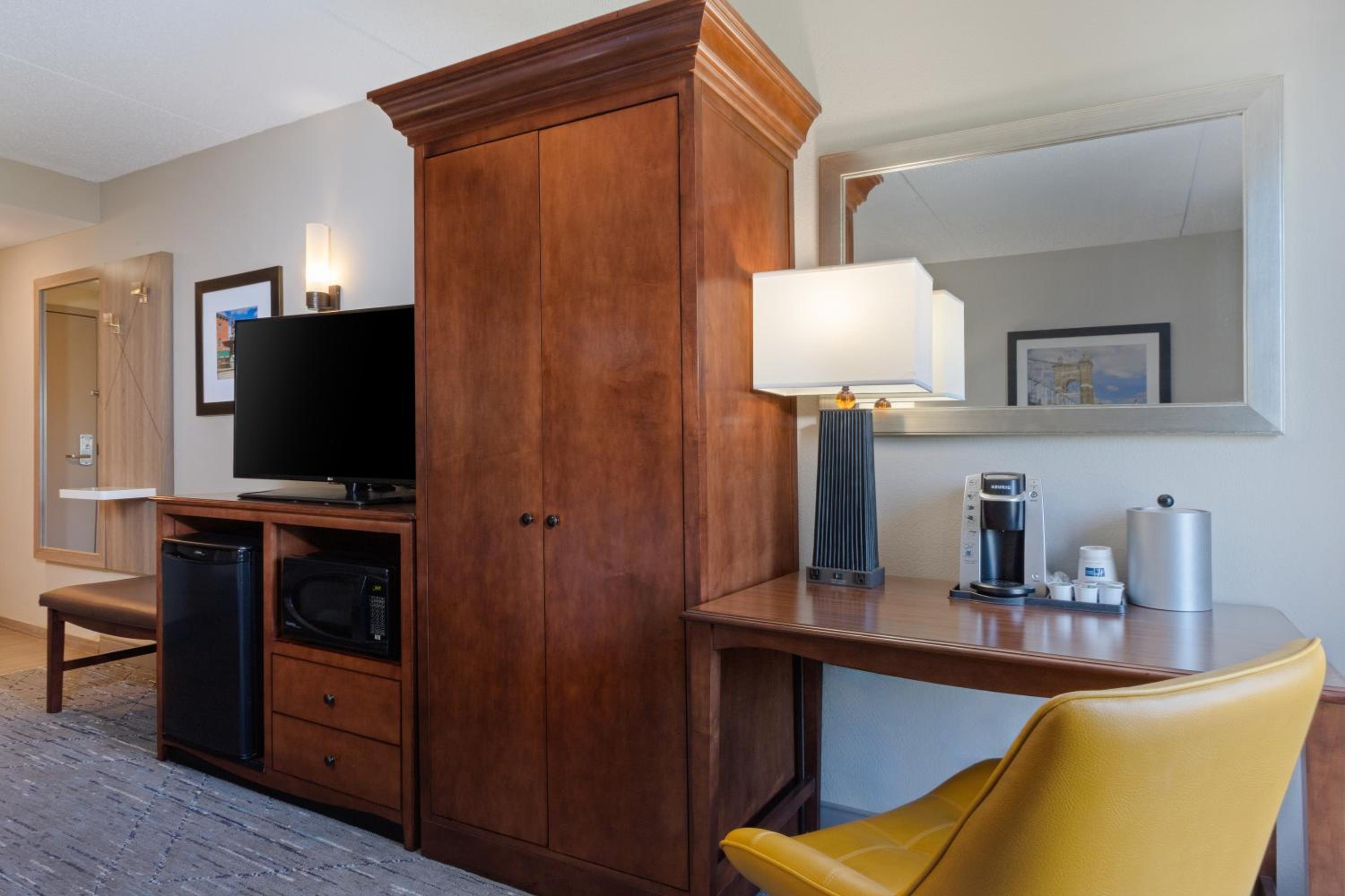 Standard King Room with Sofa Bed - Photo 13